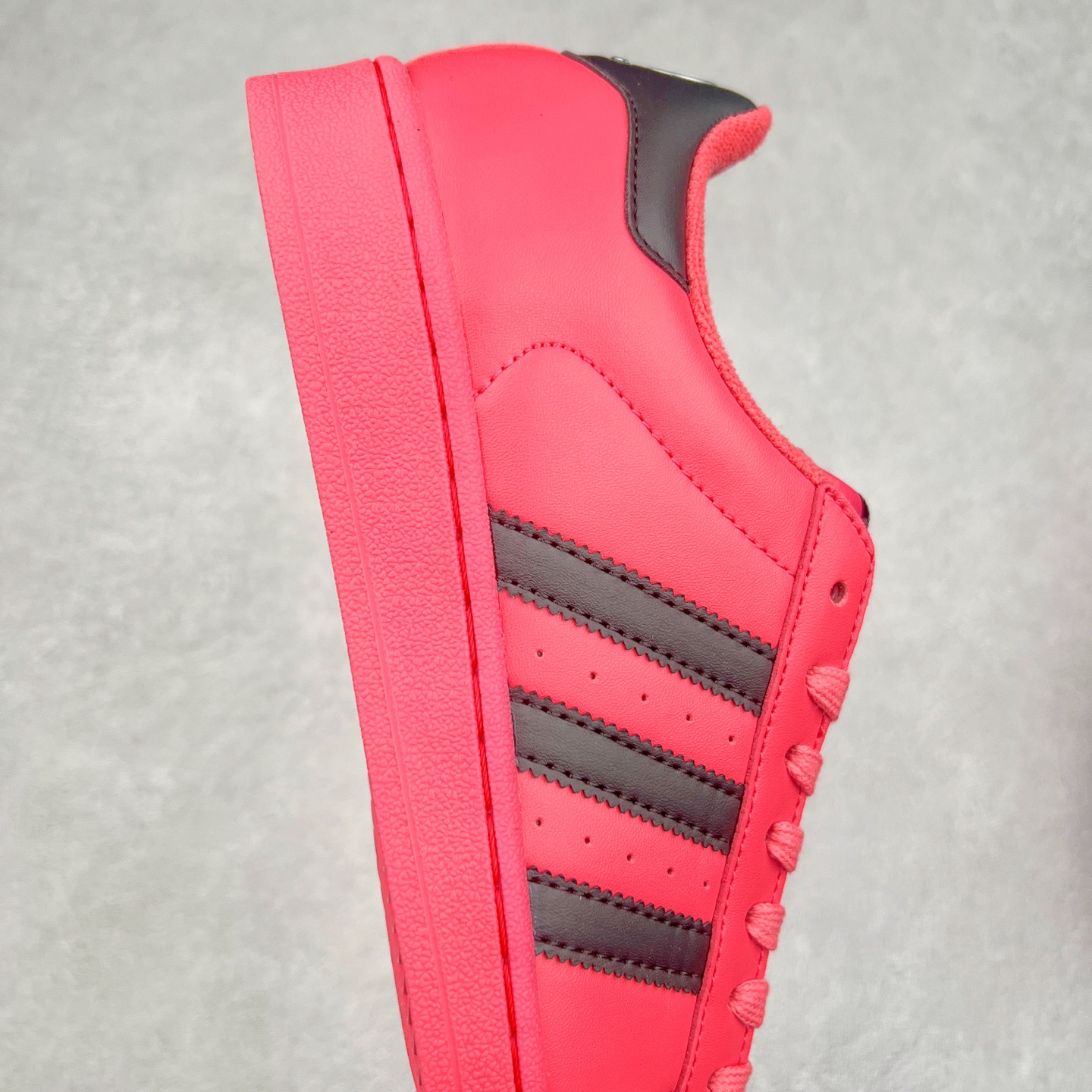 图片[6]-AD Originals Superstar 经典复古贝壳头板鞋 AG1899 诞生于1969年 是第一双将全皮面鞋 身与橡胶鞋头结合在一起的低帮篮球鞋 Superstar最开始 是作为高帮篮球鞋Pro Model的低帮版本而出现的 但因为其独特和醒目的橡胶鞋头造型而让大家熟知 被大家形象地称为\\\”shelltoe\\\”贝壳头 在70年代的美国职业篮球场上 接近3/4的NBA球员都将这双Superstar作为场上用鞋 80年代之后 经过不断的改良和发展 Superstar逐渐成为横跨时装、音乐、街头文化、休闲和运动等各大领域的时尚潮鞋 尺码：36 36.5 37 38 38.5 39 40 40.5 41 42 42.5 43 44 44.5 45-选品中心