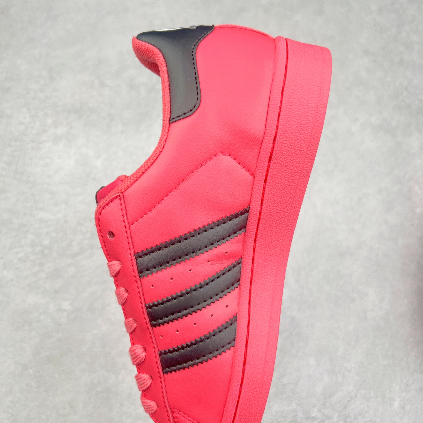 图片[7]-AD Originals Superstar 经典复古贝壳头板鞋 AG1899 诞生于1969年 是第一双将全皮面鞋 身与橡胶鞋头结合在一起的低帮篮球鞋 Superstar最开始 是作为高帮篮球鞋Pro Model的低帮版本而出现的 但因为其独特和醒目的橡胶鞋头造型而让大家熟知 被大家形象地称为\\\”shelltoe\\\”贝壳头 在70年代的美国职业篮球场上 接近3/4的NBA球员都将这双Superstar作为场上用鞋 80年代之后 经过不断的改良和发展 Superstar逐渐成为横跨时装、音乐、街头文化、休闲和运动等各大领域的时尚潮鞋 尺码：36 36.5 37 38 38.5 39 40 40.5 41 42 42.5 43 44 44.5 45-选品中心