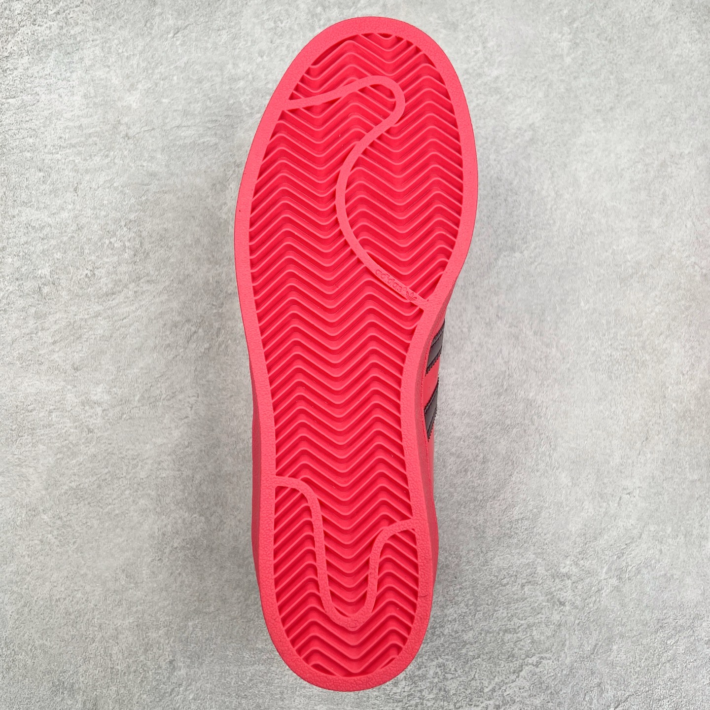 图片[9]-AD Originals Superstar 经典复古贝壳头板鞋 AG1899 诞生于1969年 是第一双将全皮面鞋 身与橡胶鞋头结合在一起的低帮篮球鞋 Superstar最开始 是作为高帮篮球鞋Pro Model的低帮版本而出现的 但因为其独特和醒目的橡胶鞋头造型而让大家熟知 被大家形象地称为\\\”shelltoe\\\”贝壳头 在70年代的美国职业篮球场上 接近3/4的NBA球员都将这双Superstar作为场上用鞋 80年代之后 经过不断的改良和发展 Superstar逐渐成为横跨时装、音乐、街头文化、休闲和运动等各大领域的时尚潮鞋 尺码：36 36.5 37 38 38.5 39 40 40.5 41 42 42.5 43 44 44.5 45-选品中心