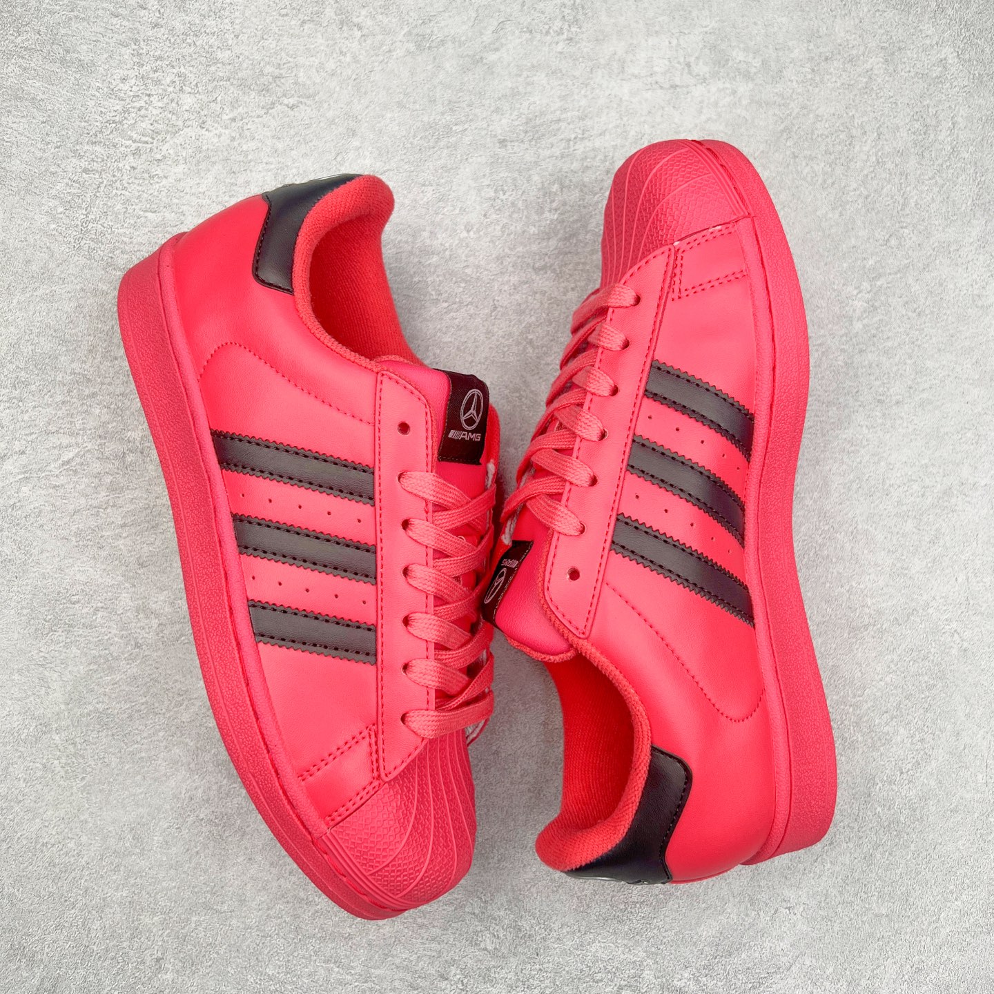 图片[3]-AD Originals Superstar 经典复古贝壳头板鞋 AG1899 诞生于1969年 是第一双将全皮面鞋 身与橡胶鞋头结合在一起的低帮篮球鞋 Superstar最开始 是作为高帮篮球鞋Pro Model的低帮版本而出现的 但因为其独特和醒目的橡胶鞋头造型而让大家熟知 被大家形象地称为\\\”shelltoe\\\”贝壳头 在70年代的美国职业篮球场上 接近3/4的NBA球员都将这双Superstar作为场上用鞋 80年代之后 经过不断的改良和发展 Superstar逐渐成为横跨时装、音乐、街头文化、休闲和运动等各大领域的时尚潮鞋 尺码：36 36.5 37 38 38.5 39 40 40.5 41 42 42.5 43 44 44.5 45-选品中心