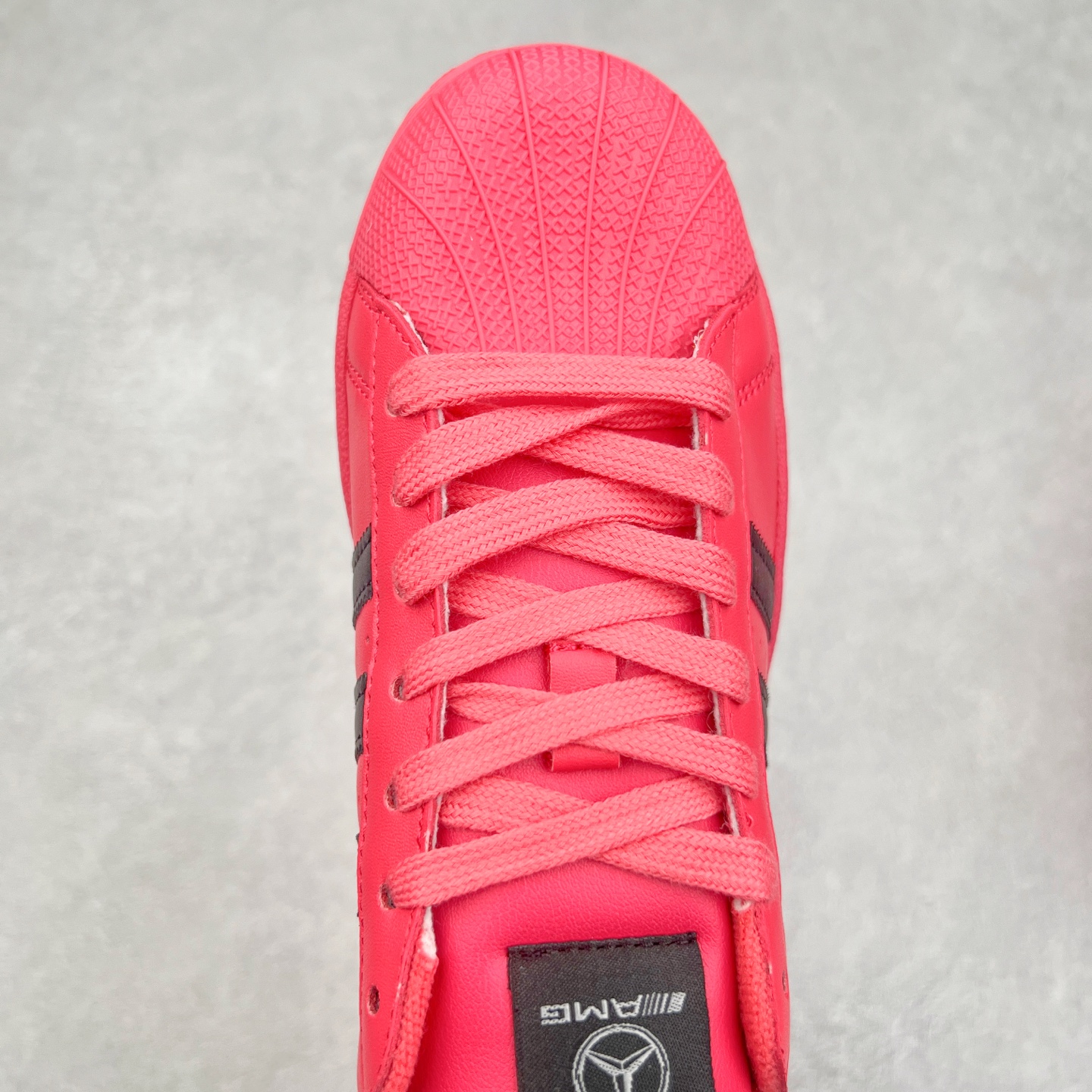 图片[4]-AD Originals Superstar 经典复古贝壳头板鞋 AG1899 诞生于1969年 是第一双将全皮面鞋 身与橡胶鞋头结合在一起的低帮篮球鞋 Superstar最开始 是作为高帮篮球鞋Pro Model的低帮版本而出现的 但因为其独特和醒目的橡胶鞋头造型而让大家熟知 被大家形象地称为\\\”shelltoe\\\”贝壳头 在70年代的美国职业篮球场上 接近3/4的NBA球员都将这双Superstar作为场上用鞋 80年代之后 经过不断的改良和发展 Superstar逐渐成为横跨时装、音乐、街头文化、休闲和运动等各大领域的时尚潮鞋 尺码：36 36.5 37 38 38.5 39 40 40.5 41 42 42.5 43 44 44.5 45-选品中心