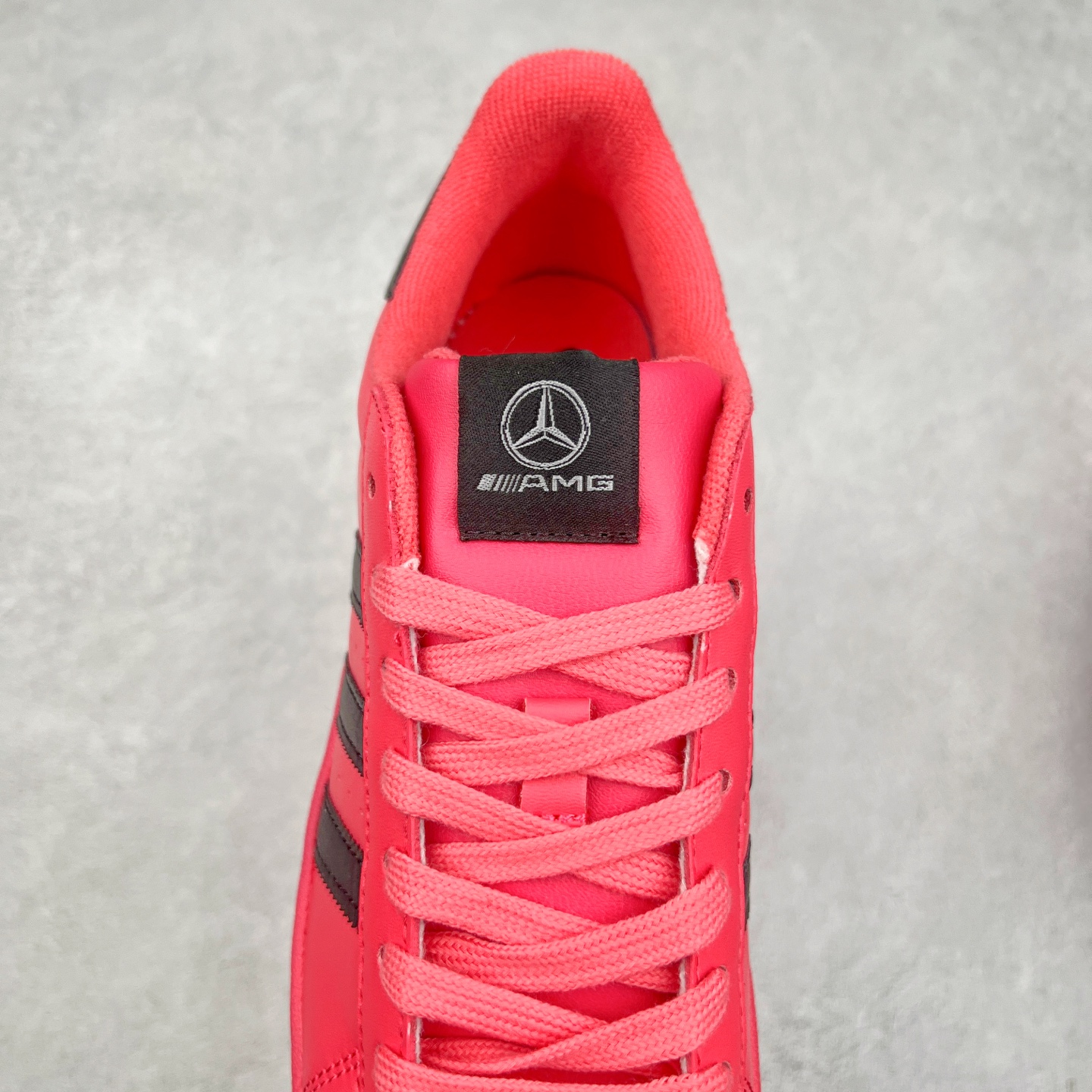 图片[5]-AD Originals Superstar 经典复古贝壳头板鞋 AG1899 诞生于1969年 是第一双将全皮面鞋 身与橡胶鞋头结合在一起的低帮篮球鞋 Superstar最开始 是作为高帮篮球鞋Pro Model的低帮版本而出现的 但因为其独特和醒目的橡胶鞋头造型而让大家熟知 被大家形象地称为\\\”shelltoe\\\”贝壳头 在70年代的美国职业篮球场上 接近3/4的NBA球员都将这双Superstar作为场上用鞋 80年代之后 经过不断的改良和发展 Superstar逐渐成为横跨时装、音乐、街头文化、休闲和运动等各大领域的时尚潮鞋 尺码：36 36.5 37 38 38.5 39 40 40.5 41 42 42.5 43 44 44.5 45-选品中心