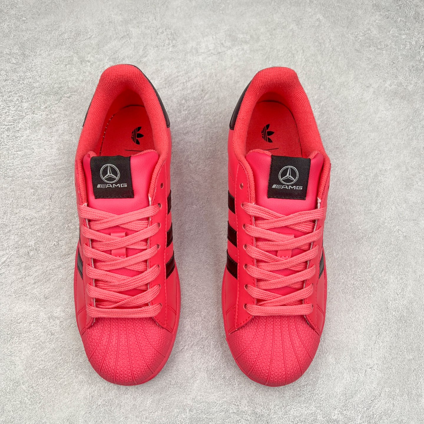 图片[2]-AD Originals Superstar 经典复古贝壳头板鞋 AG1899 诞生于1969年 是第一双将全皮面鞋 身与橡胶鞋头结合在一起的低帮篮球鞋 Superstar最开始 是作为高帮篮球鞋Pro Model的低帮版本而出现的 但因为其独特和醒目的橡胶鞋头造型而让大家熟知 被大家形象地称为\\\”shelltoe\\\”贝壳头 在70年代的美国职业篮球场上 接近3/4的NBA球员都将这双Superstar作为场上用鞋 80年代之后 经过不断的改良和发展 Superstar逐渐成为横跨时装、音乐、街头文化、休闲和运动等各大领域的时尚潮鞋 尺码：36 36.5 37 38 38.5 39 40 40.5 41 42 42.5 43 44 44.5 45-选品中心