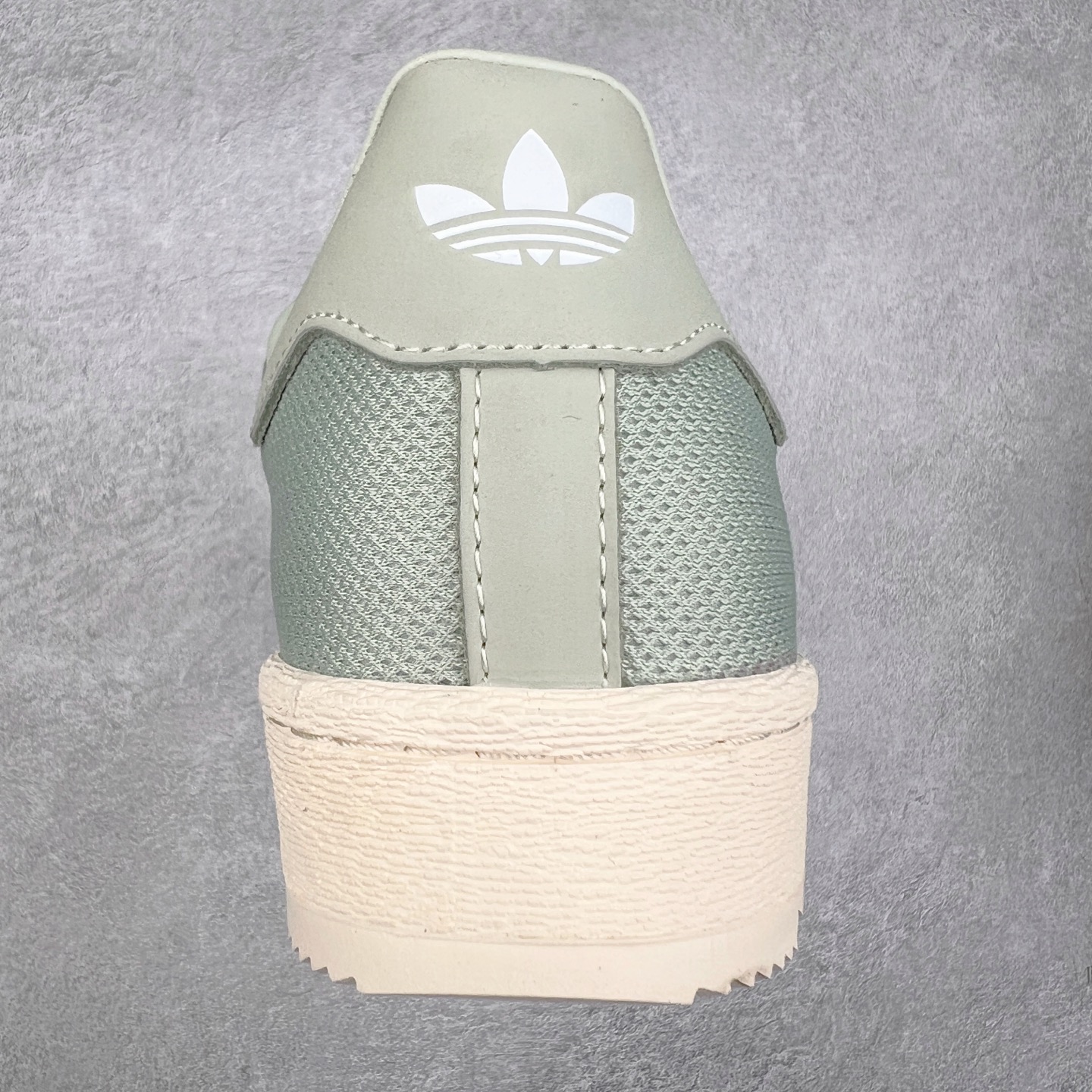 图片[8]-NBHD/NEIGHBORHOOD x CLOT x Adidas Originals Superstar PNS 贝壳头联名 锯齿底系列低帮百搭休闲运动板鞋 IH3643 AD Originals与陈冠希正式宣布成为全球合作伙伴，共同打造 Originals by Edison Chen系列。这一重要联合将开启重新定义创新精神和塑造文化传承的新时代。全球生活方式品牌CLOT迎来了成立20周年，陈冠希作为创始人兼创意总监，年轻时从温哥华移居香港，这段经历让他感受到了东西方文化的碰撞，拥有丰富的视角使他对东西方多元化有了更加深入的认识，并为创立CLOT打下了坚实的基础。对于此次合作，陈冠希凭借着他的思维视野和创意能力，结合adidas丰富的档案和历史，推出了一系列独家合作款式。CLOT 2024年春夏系列时装秀以“承前启后”为主题展开，寓意着品牌致力于培养新秀，延续以国际视野呈现中华文化，并将其创作带到全球的承诺。为进一步加强创意理念，CLOT创始人兼创意总监陈冠希特别邀请了著名时装设计师Humberto Leon，共同设计了本季度系列。该系列围绕三种截然不同的风格进行探索，包括正式、富有生活感和街头风格的服饰，呈现出既可以分别探索又能将三者融合的系列。其中还包括了adidas与陈冠希携手NEIGHBORHOOD共同推出的NEIGHBORHOOD CLOT SUPERSTAR BY EDISON CHEN三方联名鞋款，经过重新设计的标志性SUPERSTAR运动鞋以齿状鞋底和仿旧处理的半贝壳头结合形成独特的轮廓，鞋面网布下有反光装饰的三条纹细节，后跟部分同样点缀着带有反光装饰效果的“凝结集团”标志。adidas Originals by Edison Chen系列旨在体现品牌与陈冠希对创新精神的共同愿景。尺码：36 36⅔ 37⅓ 38 38⅔ 39⅓ 40 40⅔ 41⅓ 42 42⅔ 43⅓ 44 44⅔ 45-选品中心