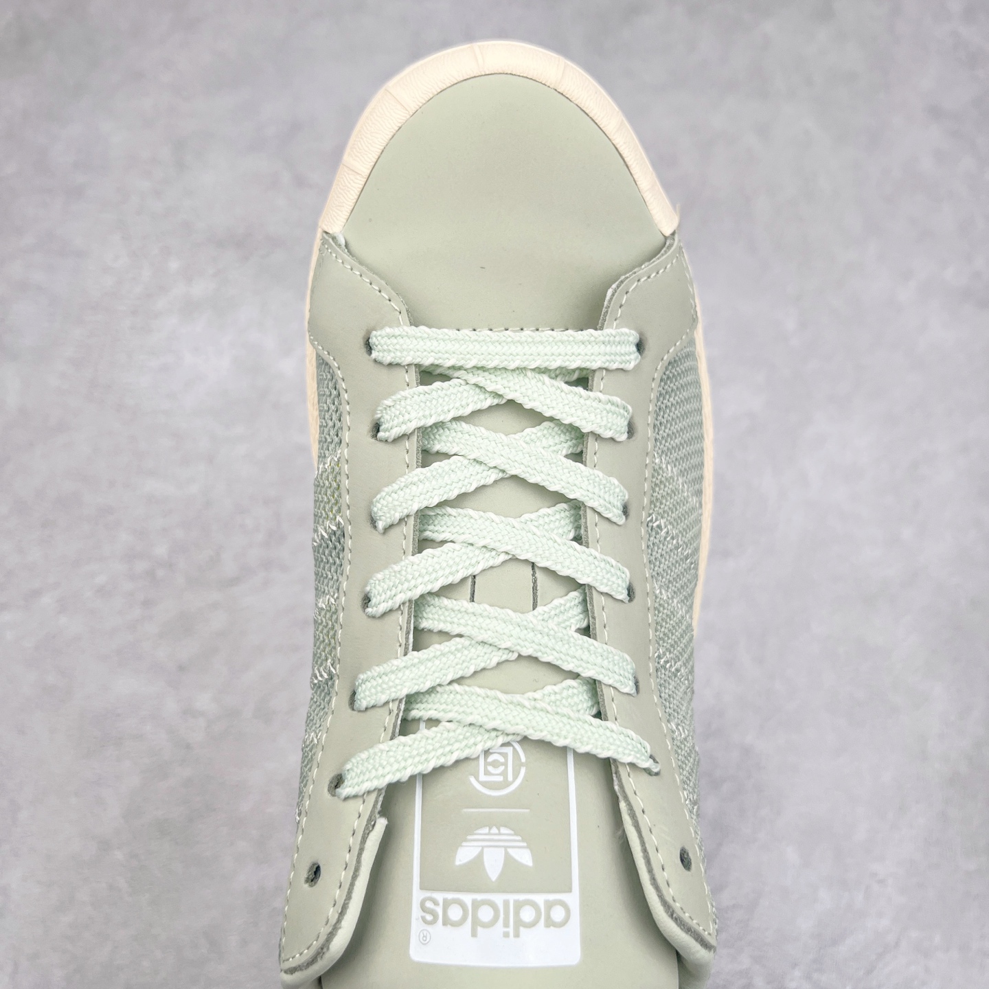 图片[4]-NBHD/NEIGHBORHOOD x CLOT x Adidas Originals Superstar PNS 贝壳头联名 锯齿底系列低帮百搭休闲运动板鞋 IH3643 AD Originals与陈冠希正式宣布成为全球合作伙伴，共同打造 Originals by Edison Chen系列。这一重要联合将开启重新定义创新精神和塑造文化传承的新时代。全球生活方式品牌CLOT迎来了成立20周年，陈冠希作为创始人兼创意总监，年轻时从温哥华移居香港，这段经历让他感受到了东西方文化的碰撞，拥有丰富的视角使他对东西方多元化有了更加深入的认识，并为创立CLOT打下了坚实的基础。对于此次合作，陈冠希凭借着他的思维视野和创意能力，结合adidas丰富的档案和历史，推出了一系列独家合作款式。CLOT 2024年春夏系列时装秀以“承前启后”为主题展开，寓意着品牌致力于培养新秀，延续以国际视野呈现中华文化，并将其创作带到全球的承诺。为进一步加强创意理念，CLOT创始人兼创意总监陈冠希特别邀请了著名时装设计师Humberto Leon，共同设计了本季度系列。该系列围绕三种截然不同的风格进行探索，包括正式、富有生活感和街头风格的服饰，呈现出既可以分别探索又能将三者融合的系列。其中还包括了adidas与陈冠希携手NEIGHBORHOOD共同推出的NEIGHBORHOOD CLOT SUPERSTAR BY EDISON CHEN三方联名鞋款，经过重新设计的标志性SUPERSTAR运动鞋以齿状鞋底和仿旧处理的半贝壳头结合形成独特的轮廓，鞋面网布下有反光装饰的三条纹细节，后跟部分同样点缀着带有反光装饰效果的“凝结集团”标志。adidas Originals by Edison Chen系列旨在体现品牌与陈冠希对创新精神的共同愿景。尺码：36 36⅔ 37⅓ 38 38⅔ 39⅓ 40 40⅔ 41⅓ 42 42⅔ 43⅓ 44 44⅔ 45-选品中心