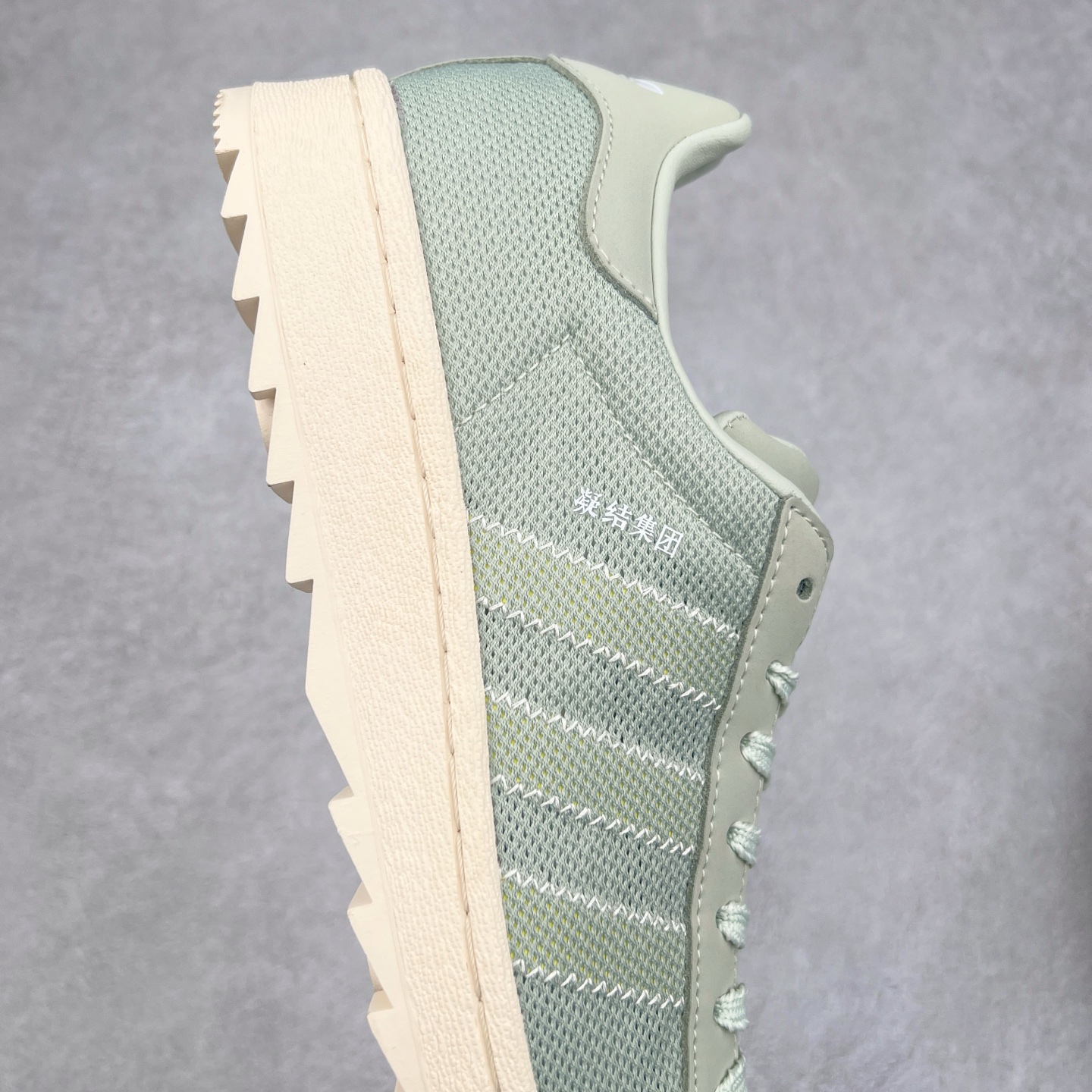 图片[6]-NBHD/NEIGHBORHOOD x CLOT x Adidas Originals Superstar PNS 贝壳头联名 锯齿底系列低帮百搭休闲运动板鞋 IH3643 AD Originals与陈冠希正式宣布成为全球合作伙伴，共同打造 Originals by Edison Chen系列。这一重要联合将开启重新定义创新精神和塑造文化传承的新时代。全球生活方式品牌CLOT迎来了成立20周年，陈冠希作为创始人兼创意总监，年轻时从温哥华移居香港，这段经历让他感受到了东西方文化的碰撞，拥有丰富的视角使他对东西方多元化有了更加深入的认识，并为创立CLOT打下了坚实的基础。对于此次合作，陈冠希凭借着他的思维视野和创意能力，结合adidas丰富的档案和历史，推出了一系列独家合作款式。CLOT 2024年春夏系列时装秀以“承前启后”为主题展开，寓意着品牌致力于培养新秀，延续以国际视野呈现中华文化，并将其创作带到全球的承诺。为进一步加强创意理念，CLOT创始人兼创意总监陈冠希特别邀请了著名时装设计师Humberto Leon，共同设计了本季度系列。该系列围绕三种截然不同的风格进行探索，包括正式、富有生活感和街头风格的服饰，呈现出既可以分别探索又能将三者融合的系列。其中还包括了adidas与陈冠希携手NEIGHBORHOOD共同推出的NEIGHBORHOOD CLOT SUPERSTAR BY EDISON CHEN三方联名鞋款，经过重新设计的标志性SUPERSTAR运动鞋以齿状鞋底和仿旧处理的半贝壳头结合形成独特的轮廓，鞋面网布下有反光装饰的三条纹细节，后跟部分同样点缀着带有反光装饰效果的“凝结集团”标志。adidas Originals by Edison Chen系列旨在体现品牌与陈冠希对创新精神的共同愿景。尺码：36 36⅔ 37⅓ 38 38⅔ 39⅓ 40 40⅔ 41⅓ 42 42⅔ 43⅓ 44 44⅔ 45-选品中心