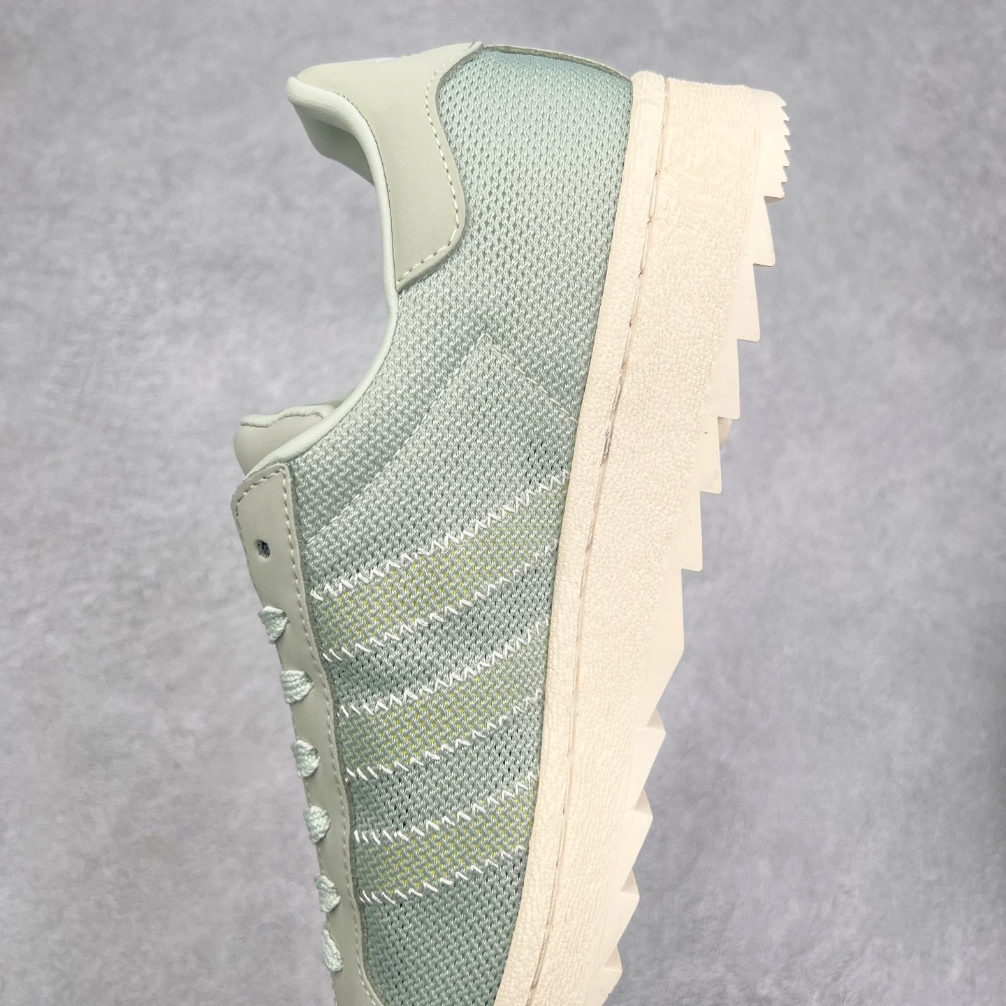 图片[7]-NBHD/NEIGHBORHOOD x CLOT x Adidas Originals Superstar PNS 贝壳头联名 锯齿底系列低帮百搭休闲运动板鞋 IH3643 AD Originals与陈冠希正式宣布成为全球合作伙伴，共同打造 Originals by Edison Chen系列。这一重要联合将开启重新定义创新精神和塑造文化传承的新时代。全球生活方式品牌CLOT迎来了成立20周年，陈冠希作为创始人兼创意总监，年轻时从温哥华移居香港，这段经历让他感受到了东西方文化的碰撞，拥有丰富的视角使他对东西方多元化有了更加深入的认识，并为创立CLOT打下了坚实的基础。对于此次合作，陈冠希凭借着他的思维视野和创意能力，结合adidas丰富的档案和历史，推出了一系列独家合作款式。CLOT 2024年春夏系列时装秀以“承前启后”为主题展开，寓意着品牌致力于培养新秀，延续以国际视野呈现中华文化，并将其创作带到全球的承诺。为进一步加强创意理念，CLOT创始人兼创意总监陈冠希特别邀请了著名时装设计师Humberto Leon，共同设计了本季度系列。该系列围绕三种截然不同的风格进行探索，包括正式、富有生活感和街头风格的服饰，呈现出既可以分别探索又能将三者融合的系列。其中还包括了adidas与陈冠希携手NEIGHBORHOOD共同推出的NEIGHBORHOOD CLOT SUPERSTAR BY EDISON CHEN三方联名鞋款，经过重新设计的标志性SUPERSTAR运动鞋以齿状鞋底和仿旧处理的半贝壳头结合形成独特的轮廓，鞋面网布下有反光装饰的三条纹细节，后跟部分同样点缀着带有反光装饰效果的“凝结集团”标志。adidas Originals by Edison Chen系列旨在体现品牌与陈冠希对创新精神的共同愿景。尺码：36 36⅔ 37⅓ 38 38⅔ 39⅓ 40 40⅔ 41⅓ 42 42⅔ 43⅓ 44 44⅔ 45-选品中心