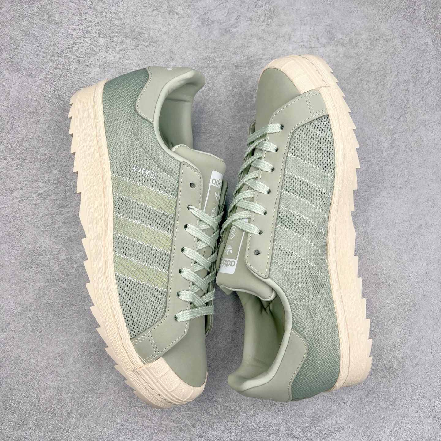 图片[3]-NBHD/NEIGHBORHOOD x CLOT x Adidas Originals Superstar PNS 贝壳头联名 锯齿底系列低帮百搭休闲运动板鞋 IH3643 AD Originals与陈冠希正式宣布成为全球合作伙伴，共同打造 Originals by Edison Chen系列。这一重要联合将开启重新定义创新精神和塑造文化传承的新时代。全球生活方式品牌CLOT迎来了成立20周年，陈冠希作为创始人兼创意总监，年轻时从温哥华移居香港，这段经历让他感受到了东西方文化的碰撞，拥有丰富的视角使他对东西方多元化有了更加深入的认识，并为创立CLOT打下了坚实的基础。对于此次合作，陈冠希凭借着他的思维视野和创意能力，结合adidas丰富的档案和历史，推出了一系列独家合作款式。CLOT 2024年春夏系列时装秀以“承前启后”为主题展开，寓意着品牌致力于培养新秀，延续以国际视野呈现中华文化，并将其创作带到全球的承诺。为进一步加强创意理念，CLOT创始人兼创意总监陈冠希特别邀请了著名时装设计师Humberto Leon，共同设计了本季度系列。该系列围绕三种截然不同的风格进行探索，包括正式、富有生活感和街头风格的服饰，呈现出既可以分别探索又能将三者融合的系列。其中还包括了adidas与陈冠希携手NEIGHBORHOOD共同推出的NEIGHBORHOOD CLOT SUPERSTAR BY EDISON CHEN三方联名鞋款，经过重新设计的标志性SUPERSTAR运动鞋以齿状鞋底和仿旧处理的半贝壳头结合形成独特的轮廓，鞋面网布下有反光装饰的三条纹细节，后跟部分同样点缀着带有反光装饰效果的“凝结集团”标志。adidas Originals by Edison Chen系列旨在体现品牌与陈冠希对创新精神的共同愿景。尺码：36 36⅔ 37⅓ 38 38⅔ 39⅓ 40 40⅔ 41⅓ 42 42⅔ 43⅓ 44 44⅔ 45-选品中心