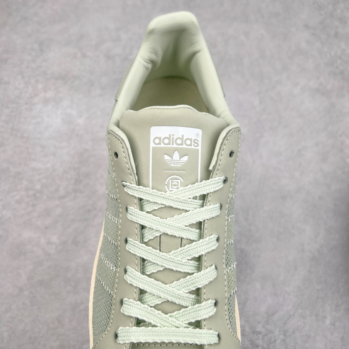 图片[5]-NBHD/NEIGHBORHOOD x CLOT x Adidas Originals Superstar PNS 贝壳头联名 锯齿底系列低帮百搭休闲运动板鞋 IH3643 AD Originals与陈冠希正式宣布成为全球合作伙伴，共同打造 Originals by Edison Chen系列。这一重要联合将开启重新定义创新精神和塑造文化传承的新时代。全球生活方式品牌CLOT迎来了成立20周年，陈冠希作为创始人兼创意总监，年轻时从温哥华移居香港，这段经历让他感受到了东西方文化的碰撞，拥有丰富的视角使他对东西方多元化有了更加深入的认识，并为创立CLOT打下了坚实的基础。对于此次合作，陈冠希凭借着他的思维视野和创意能力，结合adidas丰富的档案和历史，推出了一系列独家合作款式。CLOT 2024年春夏系列时装秀以“承前启后”为主题展开，寓意着品牌致力于培养新秀，延续以国际视野呈现中华文化，并将其创作带到全球的承诺。为进一步加强创意理念，CLOT创始人兼创意总监陈冠希特别邀请了著名时装设计师Humberto Leon，共同设计了本季度系列。该系列围绕三种截然不同的风格进行探索，包括正式、富有生活感和街头风格的服饰，呈现出既可以分别探索又能将三者融合的系列。其中还包括了adidas与陈冠希携手NEIGHBORHOOD共同推出的NEIGHBORHOOD CLOT SUPERSTAR BY EDISON CHEN三方联名鞋款，经过重新设计的标志性SUPERSTAR运动鞋以齿状鞋底和仿旧处理的半贝壳头结合形成独特的轮廓，鞋面网布下有反光装饰的三条纹细节，后跟部分同样点缀着带有反光装饰效果的“凝结集团”标志。adidas Originals by Edison Chen系列旨在体现品牌与陈冠希对创新精神的共同愿景。尺码：36 36⅔ 37⅓ 38 38⅔ 39⅓ 40 40⅔ 41⅓ 42 42⅔ 43⅓ 44 44⅔ 45-选品中心