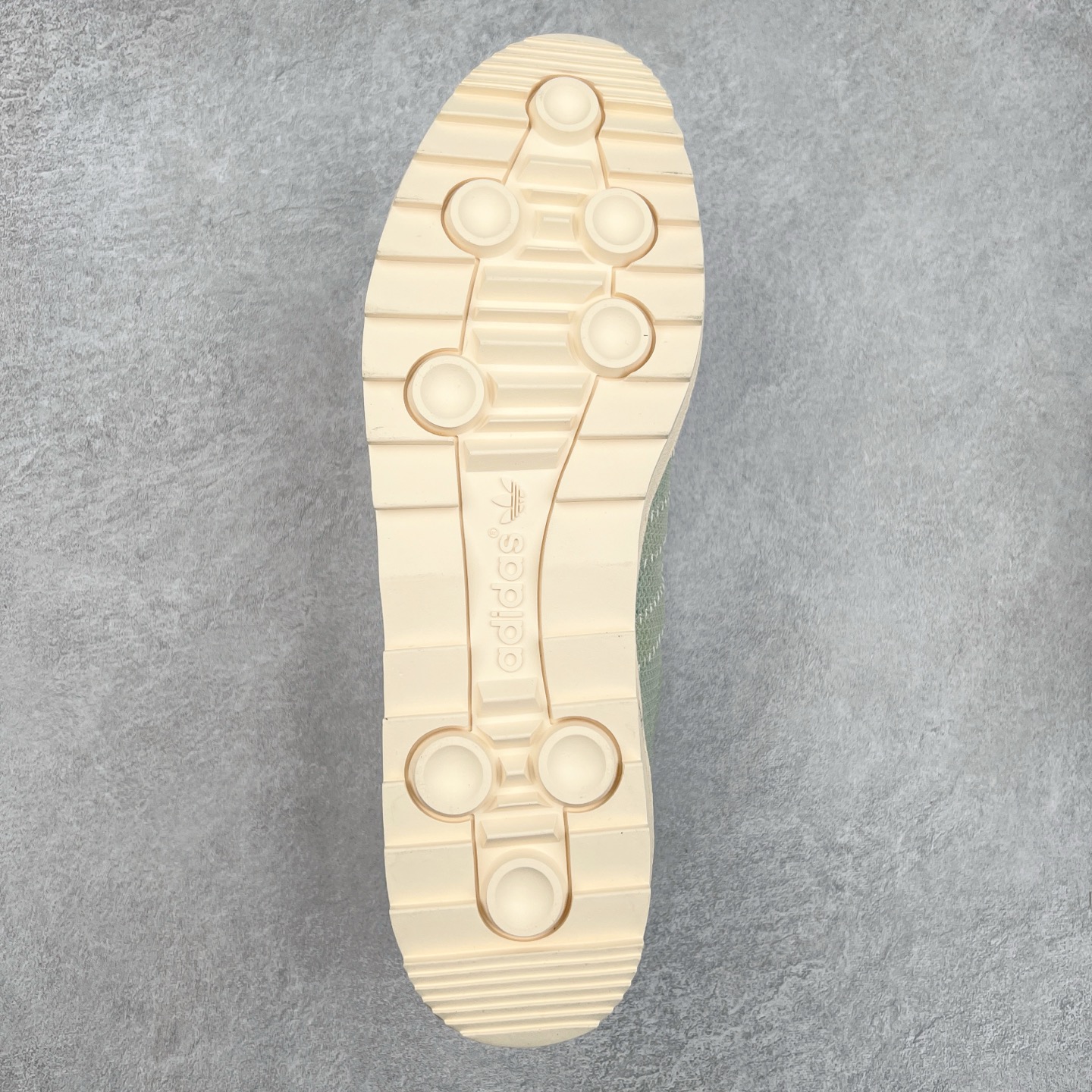 图片[9]-NBHD/NEIGHBORHOOD x CLOT x Adidas Originals Superstar PNS 贝壳头联名 锯齿底系列低帮百搭休闲运动板鞋 IH3643 AD Originals与陈冠希正式宣布成为全球合作伙伴，共同打造 Originals by Edison Chen系列。这一重要联合将开启重新定义创新精神和塑造文化传承的新时代。全球生活方式品牌CLOT迎来了成立20周年，陈冠希作为创始人兼创意总监，年轻时从温哥华移居香港，这段经历让他感受到了东西方文化的碰撞，拥有丰富的视角使他对东西方多元化有了更加深入的认识，并为创立CLOT打下了坚实的基础。对于此次合作，陈冠希凭借着他的思维视野和创意能力，结合adidas丰富的档案和历史，推出了一系列独家合作款式。CLOT 2024年春夏系列时装秀以“承前启后”为主题展开，寓意着品牌致力于培养新秀，延续以国际视野呈现中华文化，并将其创作带到全球的承诺。为进一步加强创意理念，CLOT创始人兼创意总监陈冠希特别邀请了著名时装设计师Humberto Leon，共同设计了本季度系列。该系列围绕三种截然不同的风格进行探索，包括正式、富有生活感和街头风格的服饰，呈现出既可以分别探索又能将三者融合的系列。其中还包括了adidas与陈冠希携手NEIGHBORHOOD共同推出的NEIGHBORHOOD CLOT SUPERSTAR BY EDISON CHEN三方联名鞋款，经过重新设计的标志性SUPERSTAR运动鞋以齿状鞋底和仿旧处理的半贝壳头结合形成独特的轮廓，鞋面网布下有反光装饰的三条纹细节，后跟部分同样点缀着带有反光装饰效果的“凝结集团”标志。adidas Originals by Edison Chen系列旨在体现品牌与陈冠希对创新精神的共同愿景。尺码：36 36⅔ 37⅓ 38 38⅔ 39⅓ 40 40⅔ 41⅓ 42 42⅔ 43⅓ 44 44⅔ 45-选品中心