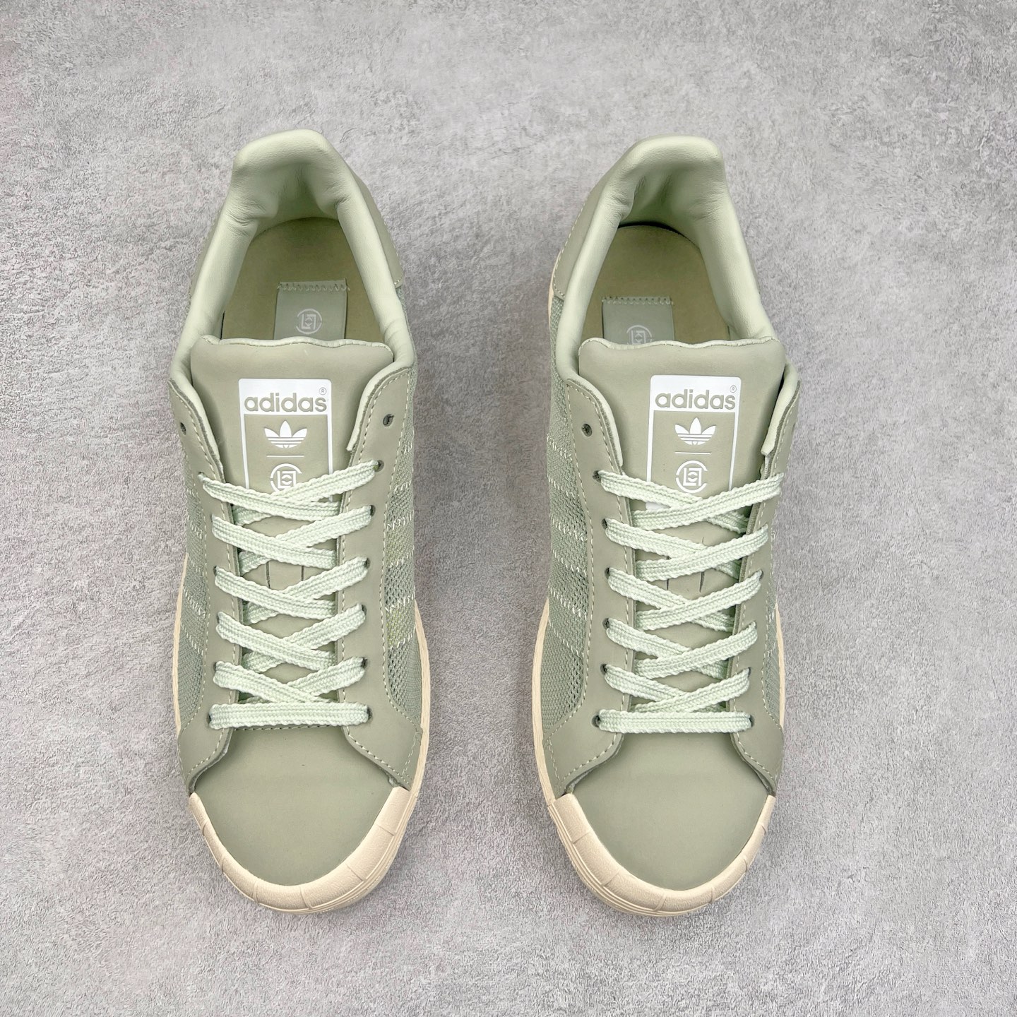 图片[2]-NBHD/NEIGHBORHOOD x CLOT x Adidas Originals Superstar PNS 贝壳头联名 锯齿底系列低帮百搭休闲运动板鞋 IH3643 AD Originals与陈冠希正式宣布成为全球合作伙伴，共同打造 Originals by Edison Chen系列。这一重要联合将开启重新定义创新精神和塑造文化传承的新时代。全球生活方式品牌CLOT迎来了成立20周年，陈冠希作为创始人兼创意总监，年轻时从温哥华移居香港，这段经历让他感受到了东西方文化的碰撞，拥有丰富的视角使他对东西方多元化有了更加深入的认识，并为创立CLOT打下了坚实的基础。对于此次合作，陈冠希凭借着他的思维视野和创意能力，结合adidas丰富的档案和历史，推出了一系列独家合作款式。CLOT 2024年春夏系列时装秀以“承前启后”为主题展开，寓意着品牌致力于培养新秀，延续以国际视野呈现中华文化，并将其创作带到全球的承诺。为进一步加强创意理念，CLOT创始人兼创意总监陈冠希特别邀请了著名时装设计师Humberto Leon，共同设计了本季度系列。该系列围绕三种截然不同的风格进行探索，包括正式、富有生活感和街头风格的服饰，呈现出既可以分别探索又能将三者融合的系列。其中还包括了adidas与陈冠希携手NEIGHBORHOOD共同推出的NEIGHBORHOOD CLOT SUPERSTAR BY EDISON CHEN三方联名鞋款，经过重新设计的标志性SUPERSTAR运动鞋以齿状鞋底和仿旧处理的半贝壳头结合形成独特的轮廓，鞋面网布下有反光装饰的三条纹细节，后跟部分同样点缀着带有反光装饰效果的“凝结集团”标志。adidas Originals by Edison Chen系列旨在体现品牌与陈冠希对创新精神的共同愿景。尺码：36 36⅔ 37⅓ 38 38⅔ 39⅓ 40 40⅔ 41⅓ 42 42⅔ 43⅓ 44 44⅔ 45-选品中心