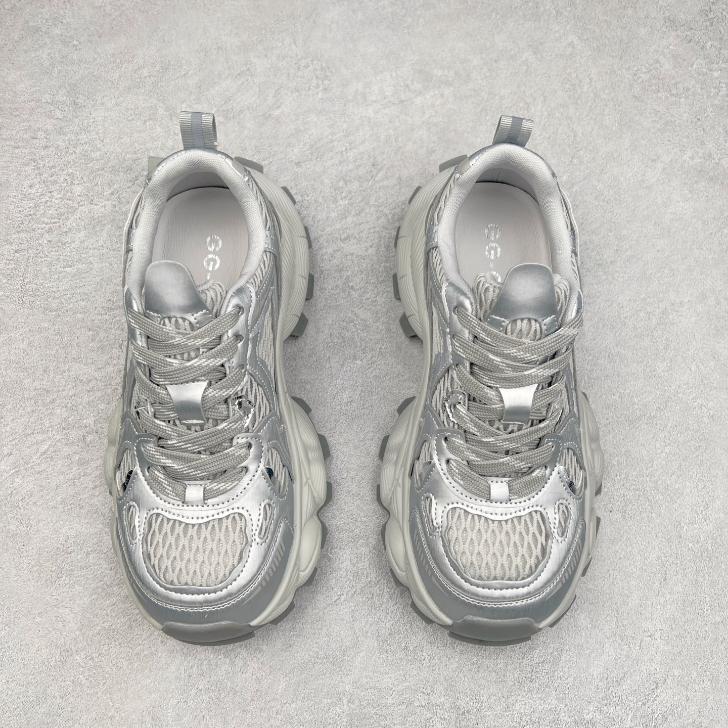 图片[2]-GG-CC Chunky Low休闲时尚运动厚底增高老爹鞋系列 广东大厂出品 完美细节 25ss春季新款厚底增高 大长腿 时髦look轻松定格 不费力展现率性氛围 高档银盒 酷帅机能风不规则设计大底 双鞋带拼色造型设计 轻便舒适百搭 GGcc厚底增高不管怎么搭都好看~ 尺码：35 36 37 38 39 40-选品中心