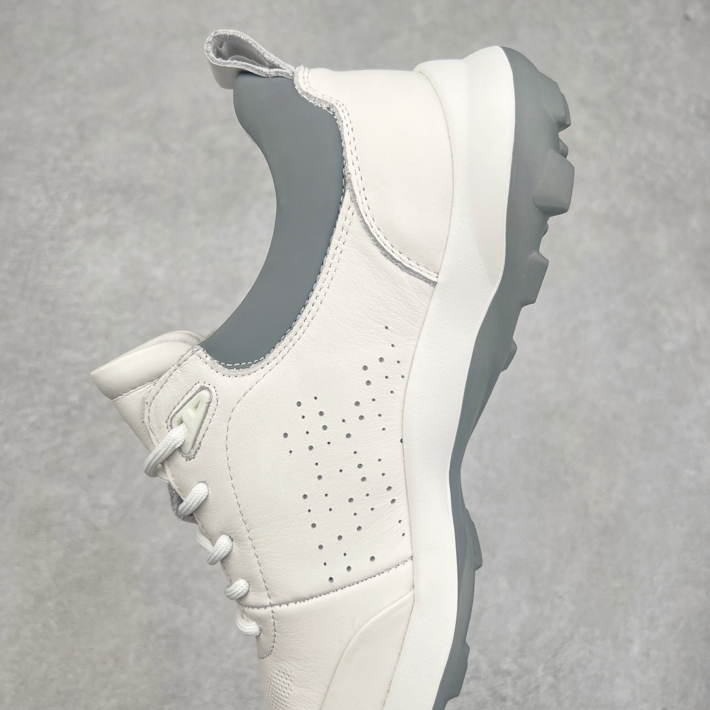 图片[7]-ECCO爱步新款户外鞋缓震耐磨越野跑鞋男健步BIOMC系列 鞋面采用臻选牛皮，质感丰富 脚感柔软舒适贴合的穿着体验 直接注塑工艺连接鞋面与鞋底 一体成型，合脚稳固 自然律动科技，符合人体工学鞋楦 贴近足部天然形态 橡胶外底，适应多种地形，提供强劲抓地力与耐磨性 灵活稳定 越野无束 尺码：38 39 40 41 42 43 44 （皮鞋码）-选品中心