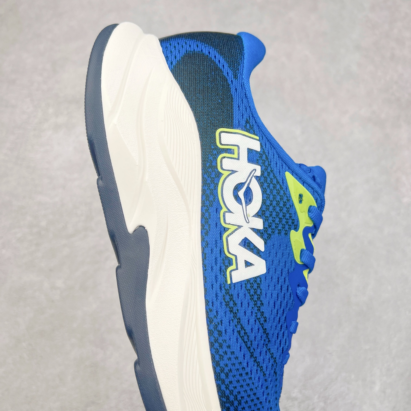 图片[6]-HOKA ONE ONE RINCON 4 舒适防滑耐磨低帮休闲跑步鞋 Rincon 4 是一款日常训练用的跑步鞋，踩上去的感觉很结实。它适合中短距离跑步，但如果您习惯于稍硬的感觉，也可以用于长距离跑步。但它的速度不够快，不能作为速度训练鞋，也不够柔软，不能作为恢复训练鞋，日常里程跑才是它的优势所在。如果您想尝试 Hoka 跑鞋，又想享受极具竞争力的价格，那就试试这款鞋吧。尺码：36 36.5 37.5 38 38.5 39 40 40.5 41 42 42.5 43 44 44.5 45-选品中心