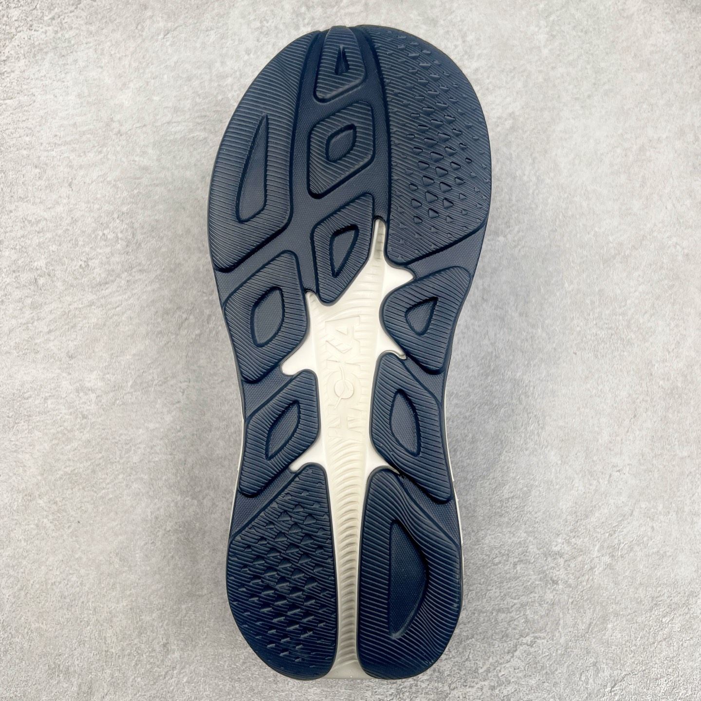 图片[9]-HOKA ONE ONE RINCON 4 舒适防滑耐磨低帮休闲跑步鞋 Rincon 4 是一款日常训练用的跑步鞋，踩上去的感觉很结实。它适合中短距离跑步，但如果您习惯于稍硬的感觉，也可以用于长距离跑步。但它的速度不够快，不能作为速度训练鞋，也不够柔软，不能作为恢复训练鞋，日常里程跑才是它的优势所在。如果您想尝试 Hoka 跑鞋，又想享受极具竞争力的价格，那就试试这款鞋吧。尺码：36 36.5 37.5 38 38.5 39 40 40.5 41 42 42.5 43 44 44.5 45-选品中心