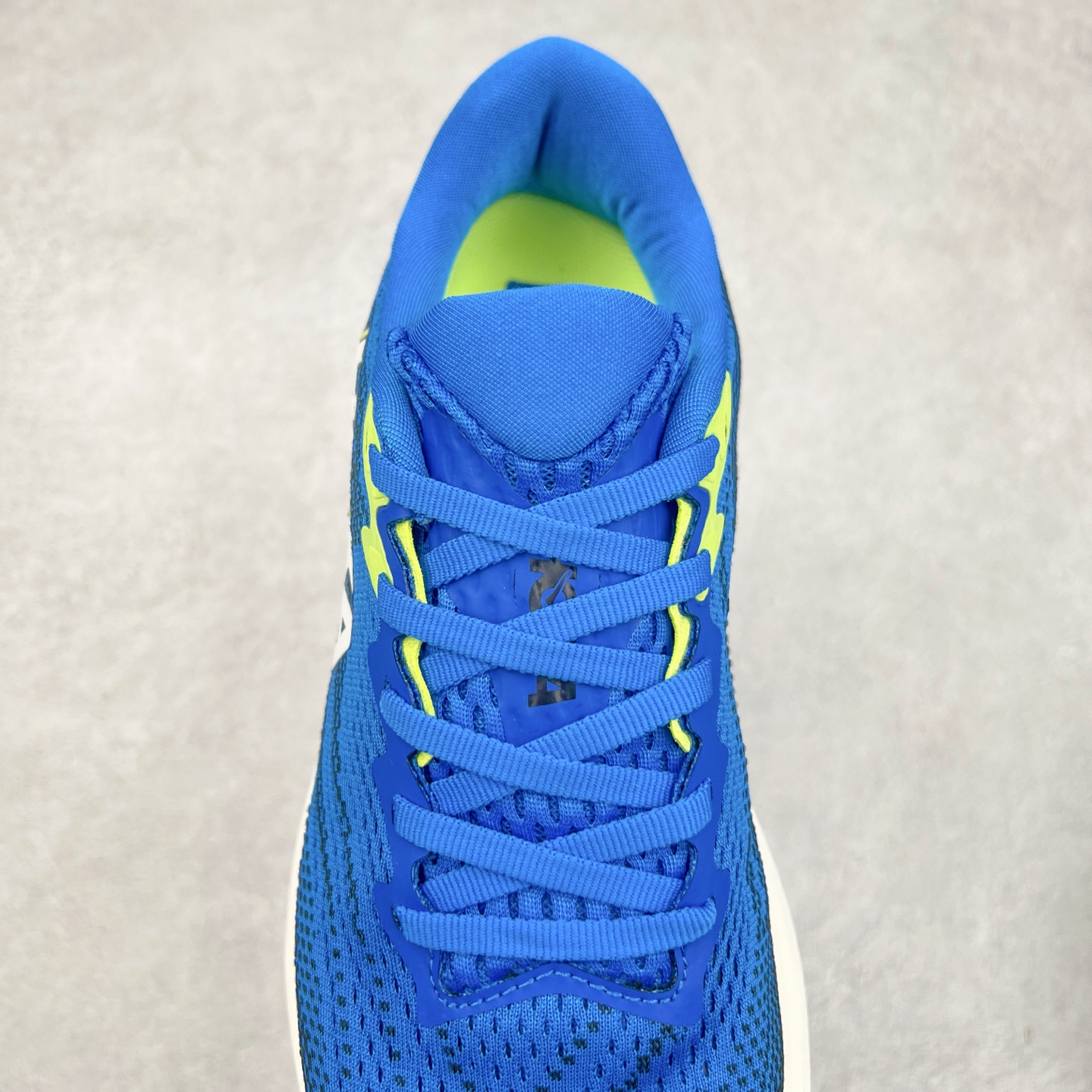 图片[5]-HOKA ONE ONE RINCON 4 舒适防滑耐磨低帮休闲跑步鞋 Rincon 4 是一款日常训练用的跑步鞋，踩上去的感觉很结实。它适合中短距离跑步，但如果您习惯于稍硬的感觉，也可以用于长距离跑步。但它的速度不够快，不能作为速度训练鞋，也不够柔软，不能作为恢复训练鞋，日常里程跑才是它的优势所在。如果您想尝试 Hoka 跑鞋，又想享受极具竞争力的价格，那就试试这款鞋吧。尺码：36 36.5 37.5 38 38.5 39 40 40.5 41 42 42.5 43 44 44.5 45-选品中心