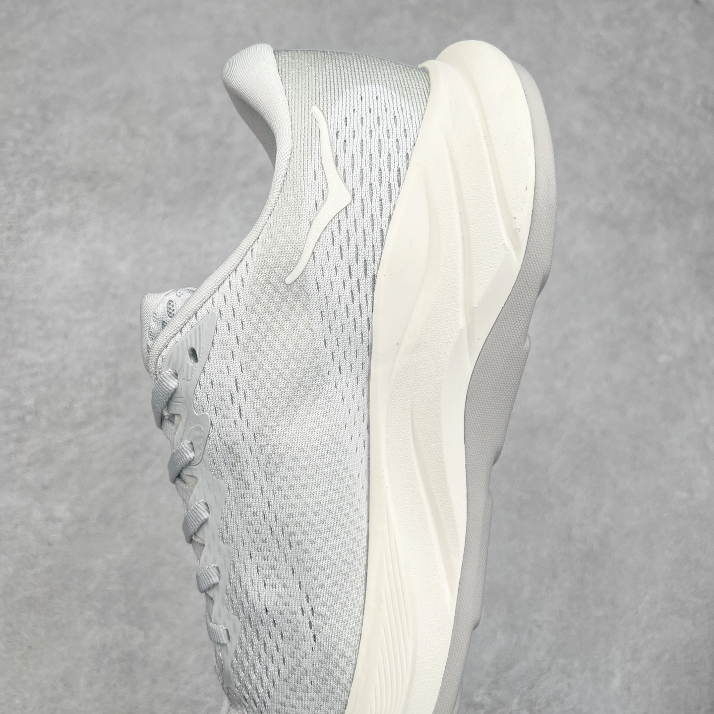 图片[7]-HOKA ONE ONE RINCON 4 舒适防滑耐磨低帮休闲跑步鞋 Rincon 4 是一款日常训练用的跑步鞋，踩上去的感觉很结实。它适合中短距离跑步，但如果您习惯于稍硬的感觉，也可以用于长距离跑步。但它的速度不够快，不能作为速度训练鞋，也不够柔软，不能作为恢复训练鞋，日常里程跑才是它的优势所在。如果您想尝试 Hoka 跑鞋，又想享受极具竞争力的价格，那就试试这款鞋吧。尺码：36 36.5 37.5 38 38.5 39 40 40.5 41 42 42.5 43 44 44.5 45-选品中心