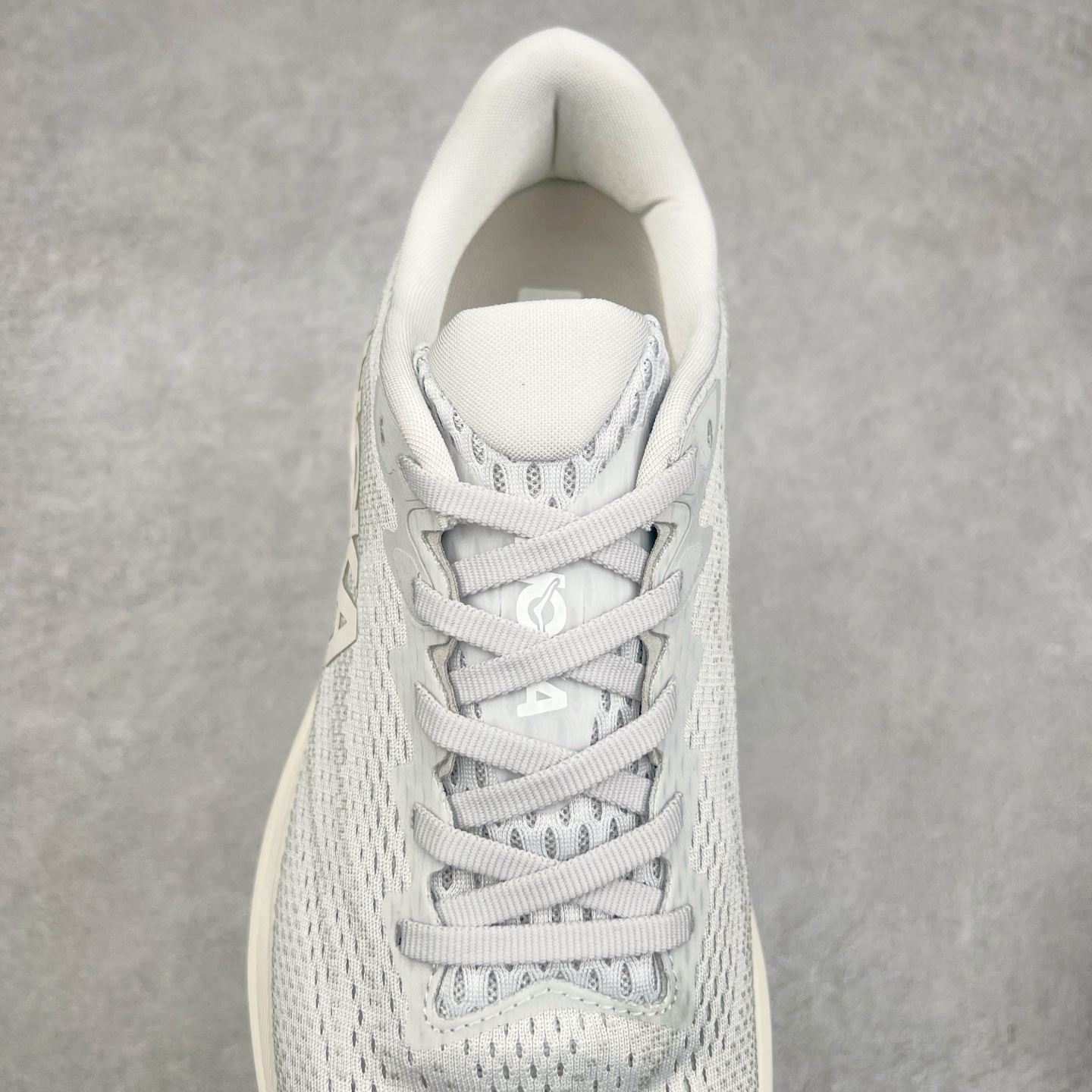 图片[5]-HOKA ONE ONE RINCON 4 舒适防滑耐磨低帮休闲跑步鞋 Rincon 4 是一款日常训练用的跑步鞋，踩上去的感觉很结实。它适合中短距离跑步，但如果您习惯于稍硬的感觉，也可以用于长距离跑步。但它的速度不够快，不能作为速度训练鞋，也不够柔软，不能作为恢复训练鞋，日常里程跑才是它的优势所在。如果您想尝试 Hoka 跑鞋，又想享受极具竞争力的价格，那就试试这款鞋吧。尺码：36 36.5 37.5 38 38.5 39 40 40.5 41 42 42.5 43 44 44.5 45-选品中心