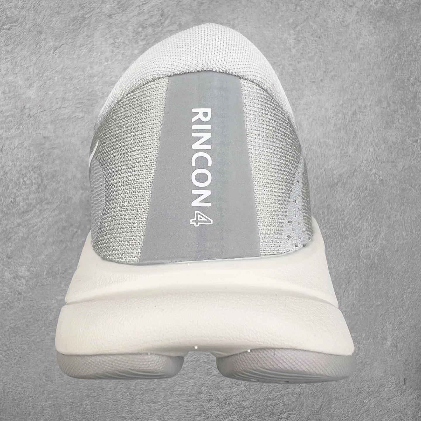 图片[8]-HOKA ONE ONE RINCON 4 舒适防滑耐磨低帮休闲跑步鞋 Rincon 4 是一款日常训练用的跑步鞋，踩上去的感觉很结实。它适合中短距离跑步，但如果您习惯于稍硬的感觉，也可以用于长距离跑步。但它的速度不够快，不能作为速度训练鞋，也不够柔软，不能作为恢复训练鞋，日常里程跑才是它的优势所在。如果您想尝试 Hoka 跑鞋，又想享受极具竞争力的价格，那就试试这款鞋吧。尺码：36 36.5 37.5 38 38.5 39 40 40.5 41 42 42.5 43 44 44.5 45-选品中心