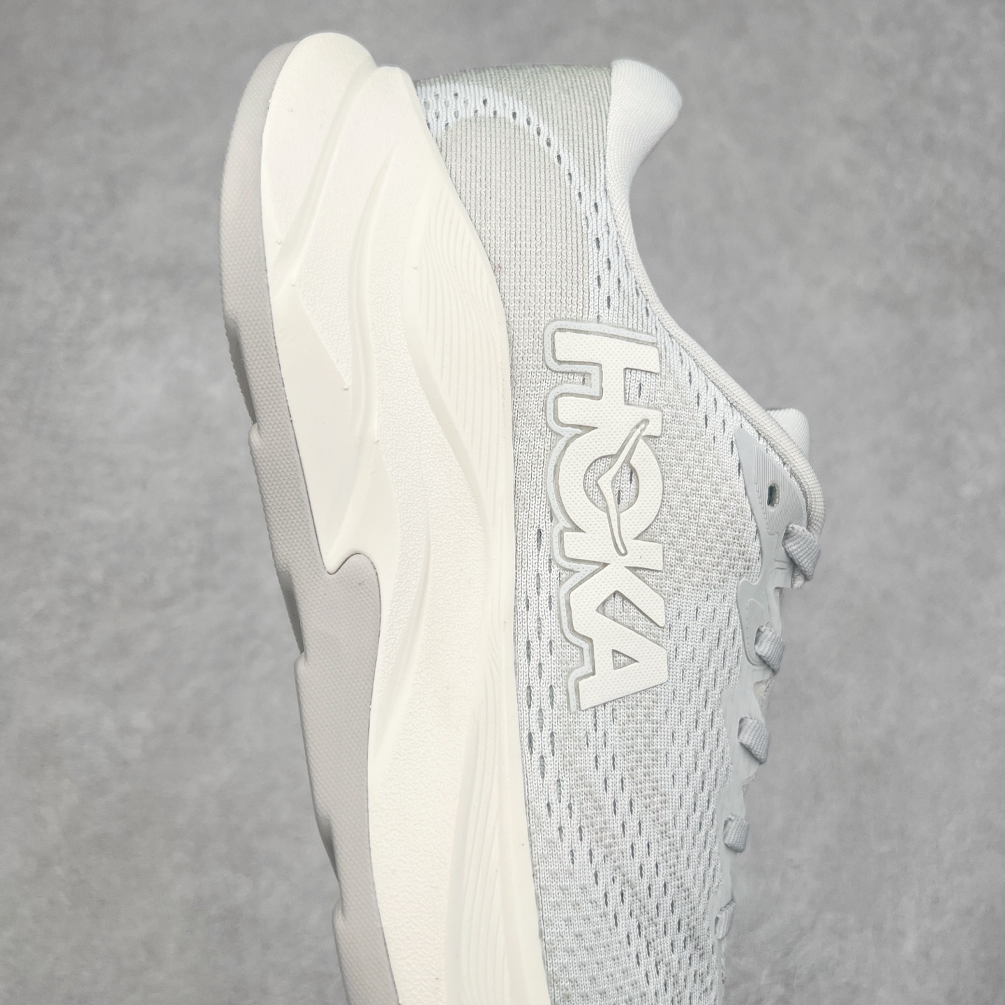 图片[6]-HOKA ONE ONE RINCON 4 舒适防滑耐磨低帮休闲跑步鞋 Rincon 4 是一款日常训练用的跑步鞋，踩上去的感觉很结实。它适合中短距离跑步，但如果您习惯于稍硬的感觉，也可以用于长距离跑步。但它的速度不够快，不能作为速度训练鞋，也不够柔软，不能作为恢复训练鞋，日常里程跑才是它的优势所在。如果您想尝试 Hoka 跑鞋，又想享受极具竞争力的价格，那就试试这款鞋吧。尺码：36 36.5 37.5 38 38.5 39 40 40.5 41 42 42.5 43 44 44.5 45-选品中心