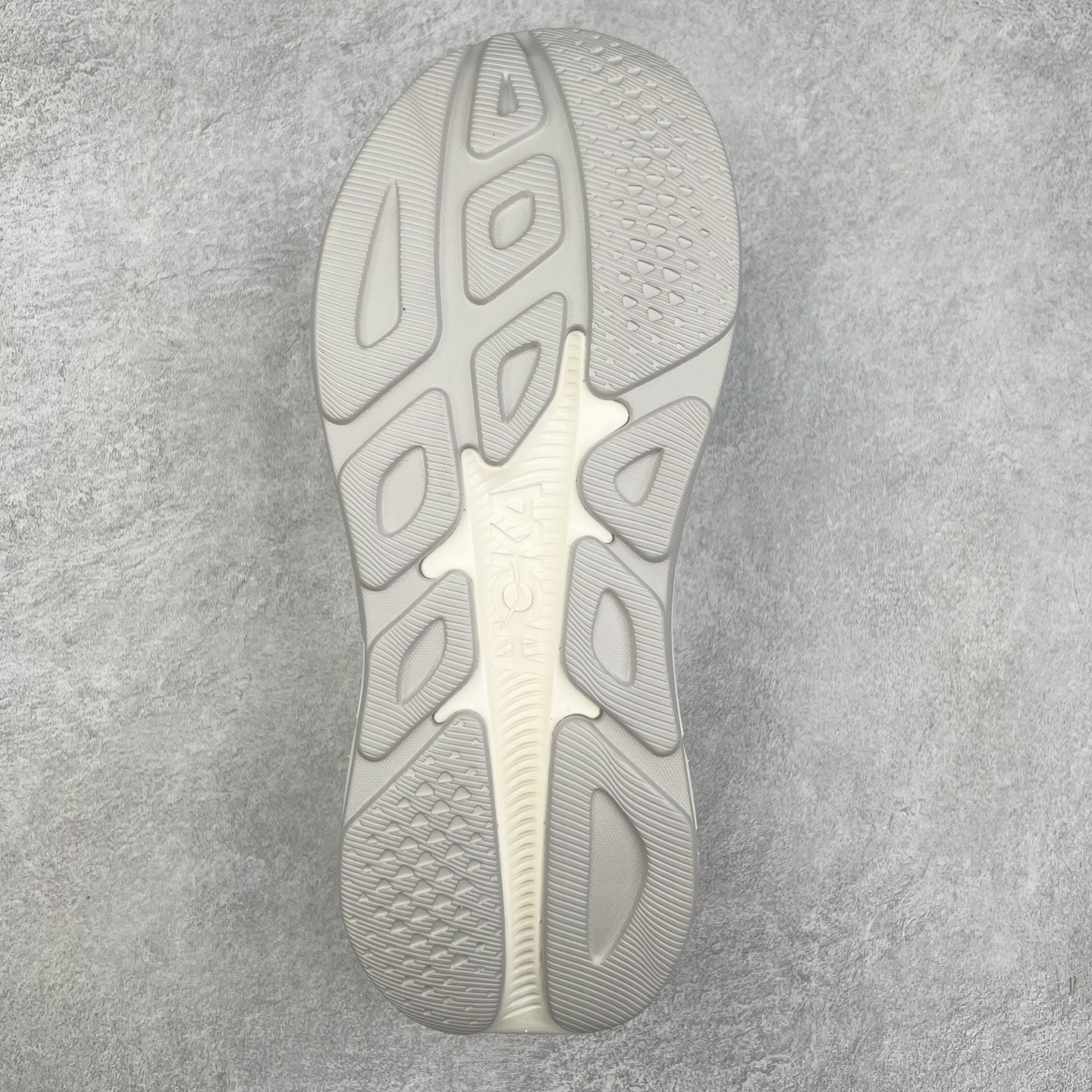 图片[9]-HOKA ONE ONE RINCON 4 舒适防滑耐磨低帮休闲跑步鞋 Rincon 4 是一款日常训练用的跑步鞋，踩上去的感觉很结实。它适合中短距离跑步，但如果您习惯于稍硬的感觉，也可以用于长距离跑步。但它的速度不够快，不能作为速度训练鞋，也不够柔软，不能作为恢复训练鞋，日常里程跑才是它的优势所在。如果您想尝试 Hoka 跑鞋，又想享受极具竞争力的价格，那就试试这款鞋吧。尺码：36 36.5 37.5 38 38.5 39 40 40.5 41 42 42.5 43 44 44.5 45-选品中心