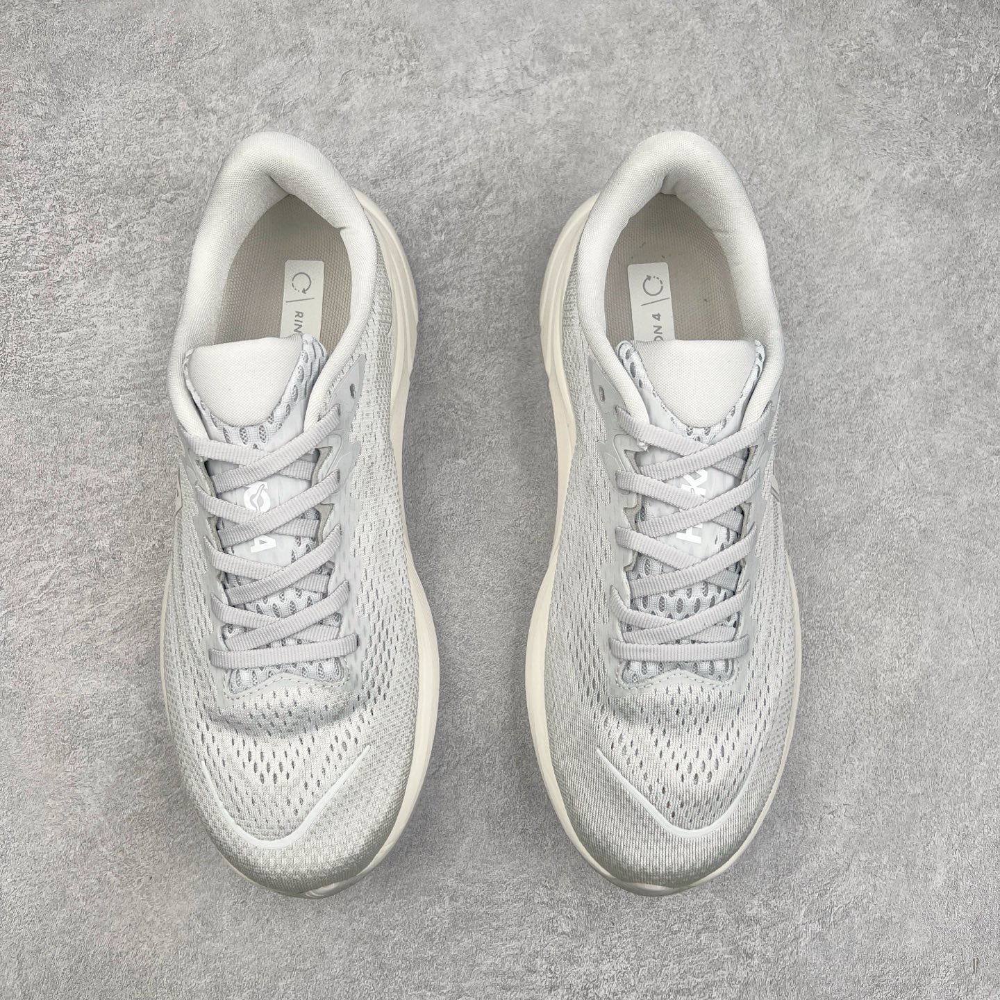 图片[2]-HOKA ONE ONE RINCON 4 舒适防滑耐磨低帮休闲跑步鞋 Rincon 4 是一款日常训练用的跑步鞋，踩上去的感觉很结实。它适合中短距离跑步，但如果您习惯于稍硬的感觉，也可以用于长距离跑步。但它的速度不够快，不能作为速度训练鞋，也不够柔软，不能作为恢复训练鞋，日常里程跑才是它的优势所在。如果您想尝试 Hoka 跑鞋，又想享受极具竞争力的价格，那就试试这款鞋吧。尺码：36 36.5 37.5 38 38.5 39 40 40.5 41 42 42.5 43 44 44.5 45-选品中心