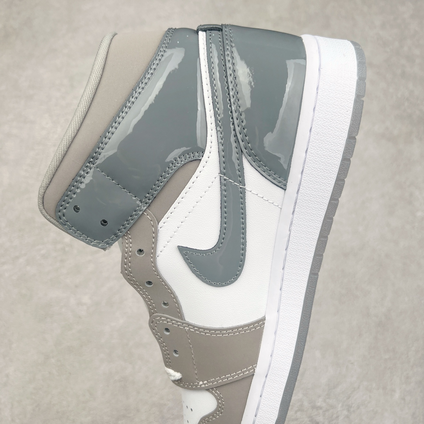 图片[7]-＃DT纯原 Air Jordan AJ1 Mid 中帮 白灰 HF3216-100 终端优势供应 市面中低帮最具代表性版本没有之一 口碑大厂出品 品控大底版型不断改良更新 全套原纸板楦头开发 确保原汁原味 完美呈现版型 完美零毛边处理 原厂内置全掌气垫 价格定位良心 平台专用代工流水线出品 一眼公司既视感 拿到手的一瞬间就与众不同 碾压市面所有版本 全部原鞋开发 每一个配色都会采购原鞋确认细节 打破市面看图做货无好货之说 尺码：35.5 36 36.5 37.5 38 38.5 39 40 40.5 41 42 42.5 43 44 44.5 45 46-选品中心