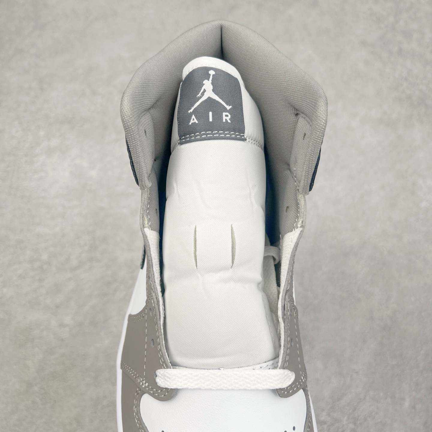 图片[5]-＃DT纯原 Air Jordan AJ1 Mid 中帮 白灰 HF3216-100 终端优势供应 市面中低帮最具代表性版本没有之一 口碑大厂出品 品控大底版型不断改良更新 全套原纸板楦头开发 确保原汁原味 完美呈现版型 完美零毛边处理 原厂内置全掌气垫 价格定位良心 平台专用代工流水线出品 一眼公司既视感 拿到手的一瞬间就与众不同 碾压市面所有版本 全部原鞋开发 每一个配色都会采购原鞋确认细节 打破市面看图做货无好货之说 尺码：35.5 36 36.5 37.5 38 38.5 39 40 40.5 41 42 42.5 43 44 44.5 45 46-选品中心