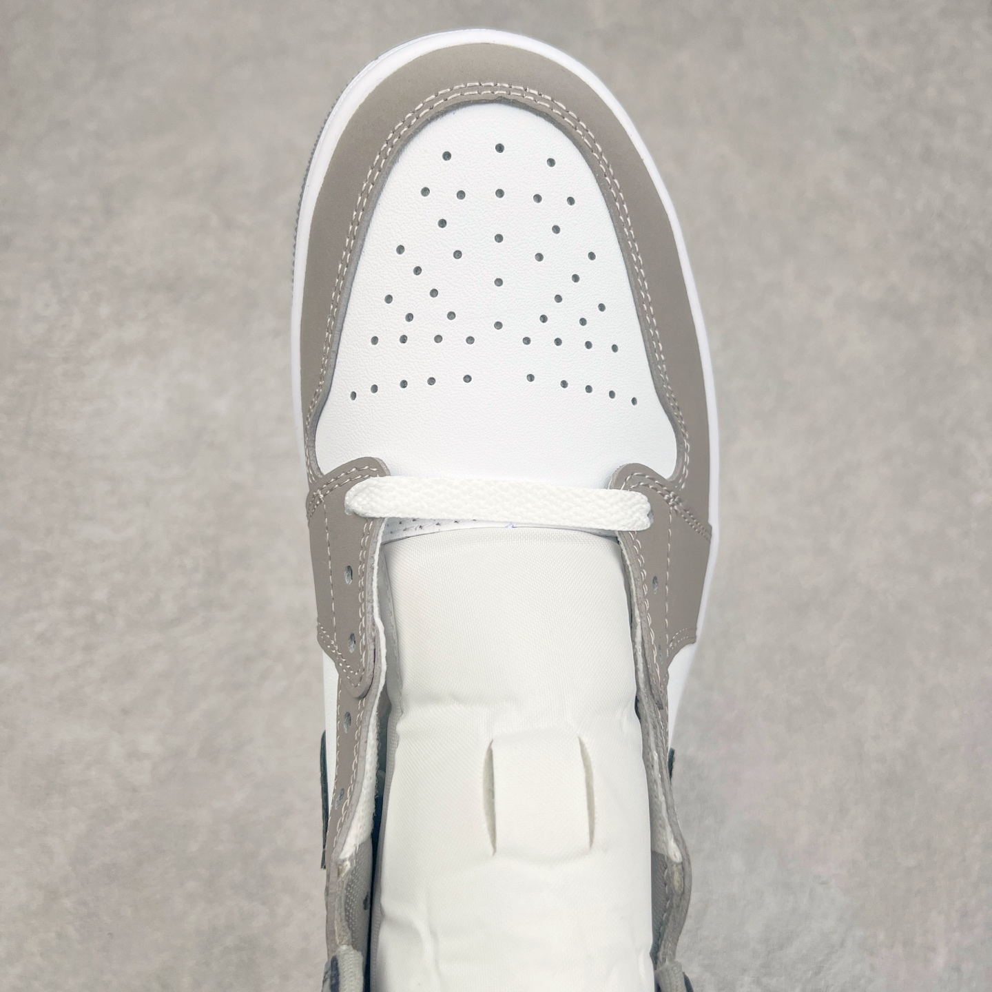 图片[4]-＃DT纯原 Air Jordan AJ1 Mid 中帮 白灰 HF3216-100 终端优势供应 市面中低帮最具代表性版本没有之一 口碑大厂出品 品控大底版型不断改良更新 全套原纸板楦头开发 确保原汁原味 完美呈现版型 完美零毛边处理 原厂内置全掌气垫 价格定位良心 平台专用代工流水线出品 一眼公司既视感 拿到手的一瞬间就与众不同 碾压市面所有版本 全部原鞋开发 每一个配色都会采购原鞋确认细节 打破市面看图做货无好货之说 尺码：35.5 36 36.5 37.5 38 38.5 39 40 40.5 41 42 42.5 43 44 44.5 45 46-选品中心