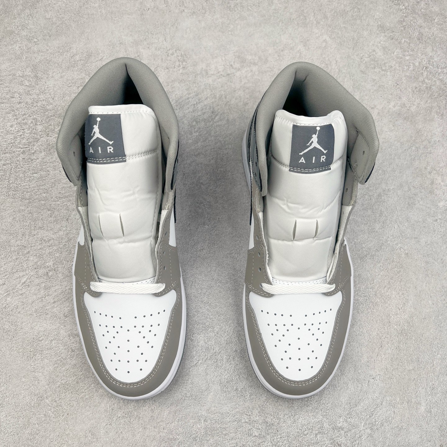 图片[2]-＃DT纯原 Air Jordan AJ1 Mid 中帮 白灰 HF3216-100 终端优势供应 市面中低帮最具代表性版本没有之一 口碑大厂出品 品控大底版型不断改良更新 全套原纸板楦头开发 确保原汁原味 完美呈现版型 完美零毛边处理 原厂内置全掌气垫 价格定位良心 平台专用代工流水线出品 一眼公司既视感 拿到手的一瞬间就与众不同 碾压市面所有版本 全部原鞋开发 每一个配色都会采购原鞋确认细节 打破市面看图做货无好货之说 尺码：35.5 36 36.5 37.5 38 38.5 39 40 40.5 41 42 42.5 43 44 44.5 45 46-选品中心