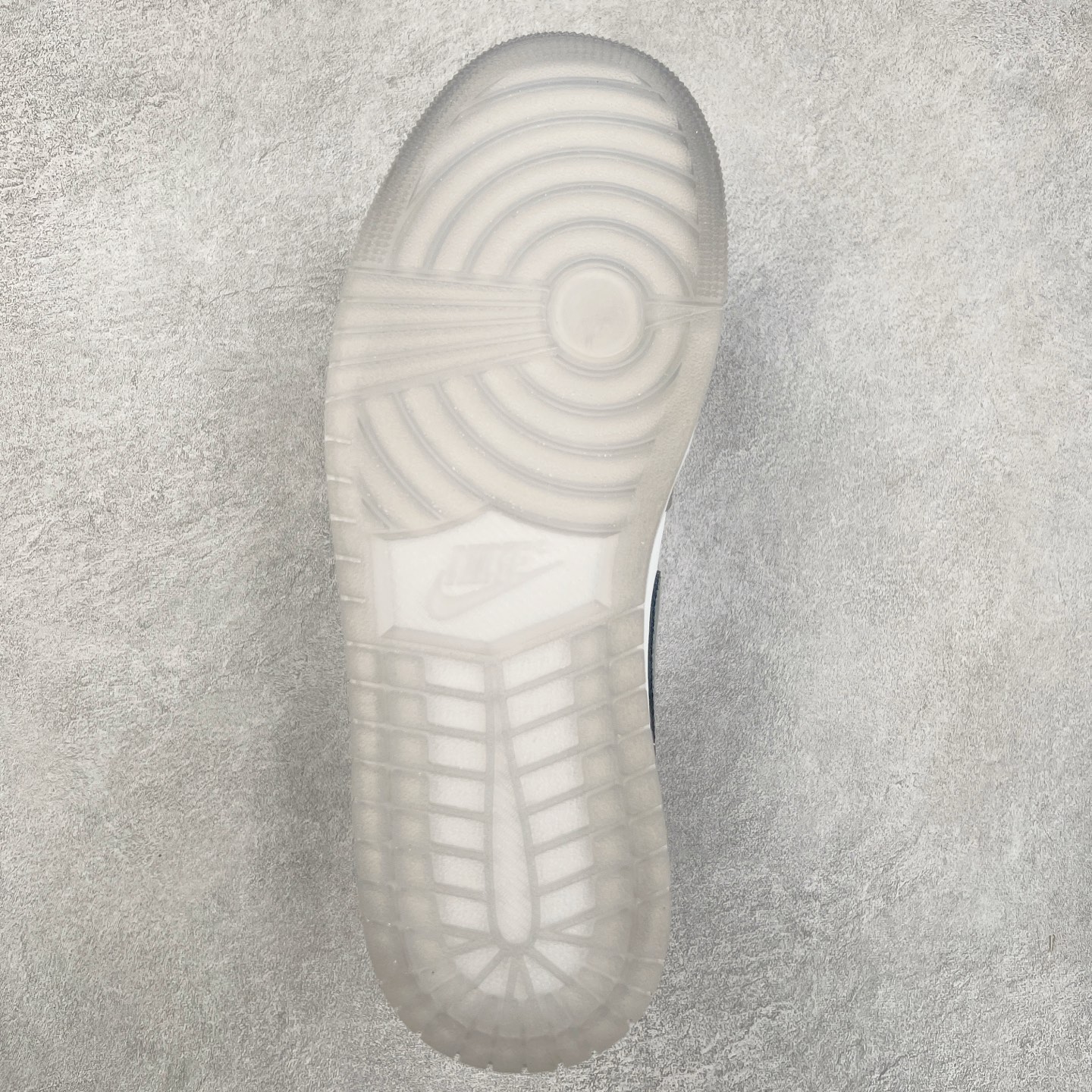 图片[9]-＃DT纯原 Air Jordan AJ1 Mid 中帮 白灰 HF3216-100 终端优势供应 市面中低帮最具代表性版本没有之一 口碑大厂出品 品控大底版型不断改良更新 全套原纸板楦头开发 确保原汁原味 完美呈现版型 完美零毛边处理 原厂内置全掌气垫 价格定位良心 平台专用代工流水线出品 一眼公司既视感 拿到手的一瞬间就与众不同 碾压市面所有版本 全部原鞋开发 每一个配色都会采购原鞋确认细节 打破市面看图做货无好货之说 尺码：35.5 36 36.5 37.5 38 38.5 39 40 40.5 41 42 42.5 43 44 44.5 45 46-选品中心