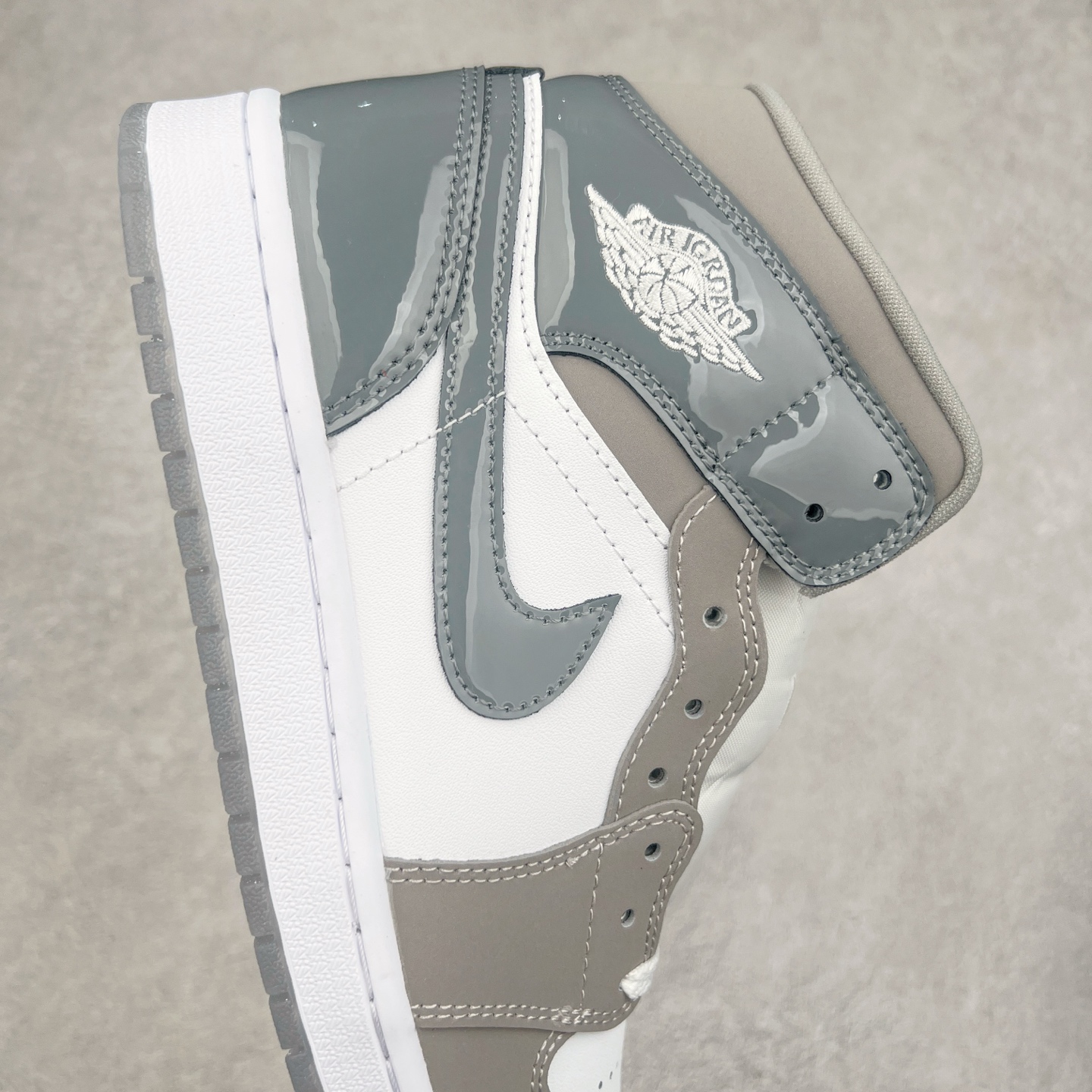 图片[6]-＃DT纯原 Air Jordan AJ1 Mid 中帮 白灰 HF3216-100 终端优势供应 市面中低帮最具代表性版本没有之一 口碑大厂出品 品控大底版型不断改良更新 全套原纸板楦头开发 确保原汁原味 完美呈现版型 完美零毛边处理 原厂内置全掌气垫 价格定位良心 平台专用代工流水线出品 一眼公司既视感 拿到手的一瞬间就与众不同 碾压市面所有版本 全部原鞋开发 每一个配色都会采购原鞋确认细节 打破市面看图做货无好货之说 尺码：35.5 36 36.5 37.5 38 38.5 39 40 40.5 41 42 42.5 43 44 44.5 45 46-选品中心