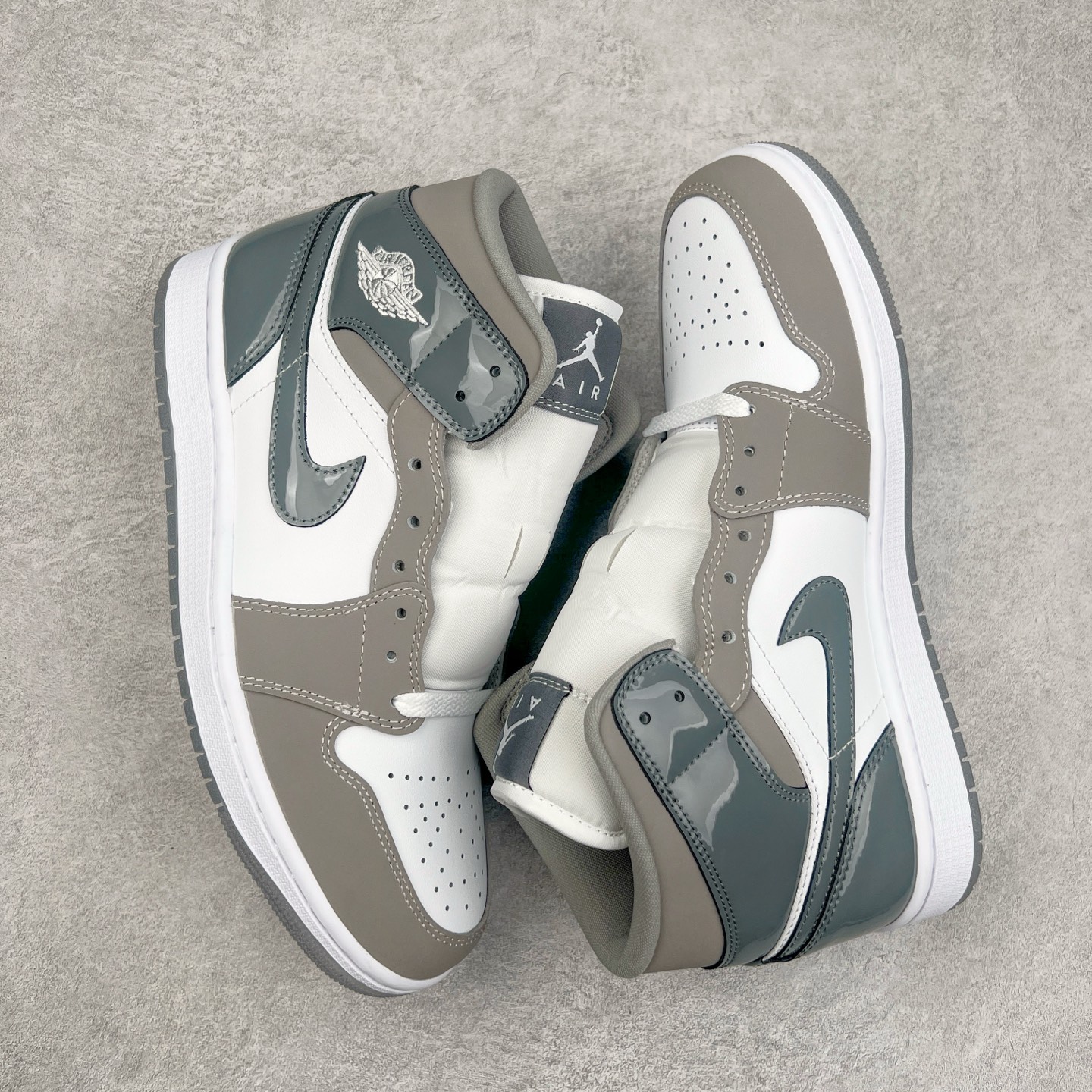 图片[3]-＃DT纯原 Air Jordan AJ1 Mid 中帮 白灰 HF3216-100 终端优势供应 市面中低帮最具代表性版本没有之一 口碑大厂出品 品控大底版型不断改良更新 全套原纸板楦头开发 确保原汁原味 完美呈现版型 完美零毛边处理 原厂内置全掌气垫 价格定位良心 平台专用代工流水线出品 一眼公司既视感 拿到手的一瞬间就与众不同 碾压市面所有版本 全部原鞋开发 每一个配色都会采购原鞋确认细节 打破市面看图做货无好货之说 尺码：35.5 36 36.5 37.5 38 38.5 39 40 40.5 41 42 42.5 43 44 44.5 45 46-选品中心