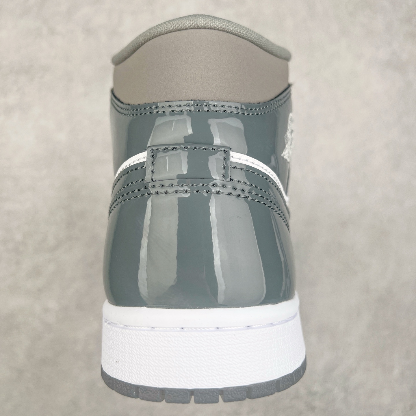 图片[8]-＃DT纯原 Air Jordan AJ1 Mid 中帮 白灰 HF3216-100 终端优势供应 市面中低帮最具代表性版本没有之一 口碑大厂出品 品控大底版型不断改良更新 全套原纸板楦头开发 确保原汁原味 完美呈现版型 完美零毛边处理 原厂内置全掌气垫 价格定位良心 平台专用代工流水线出品 一眼公司既视感 拿到手的一瞬间就与众不同 碾压市面所有版本 全部原鞋开发 每一个配色都会采购原鞋确认细节 打破市面看图做货无好货之说 尺码：35.5 36 36.5 37.5 38 38.5 39 40 40.5 41 42 42.5 43 44 44.5 45 46-选品中心