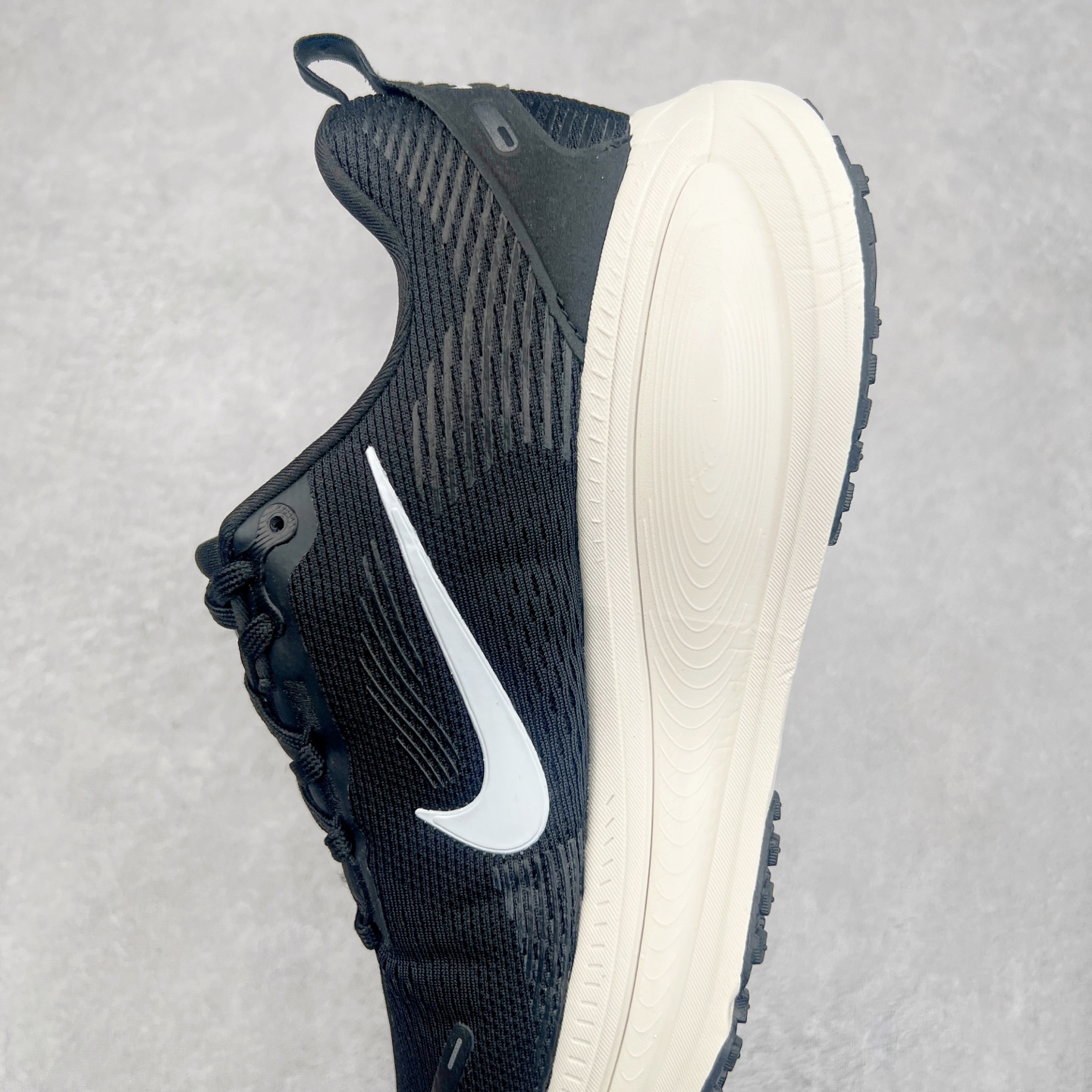 图片[7]-NK Air Zoom Vomero 18 轻便舒适公路跑步鞋 HM6803-818 质感柔软 弹力充沛 助力一路畅跑 乐享不停 厚实泡绵缔造舒适的回弹效果 铸就出色跑步表现 该鞋款轻盈透气 带你步入舒适新境界 疾速刺激感和非凡舒适脚感交织 定能让跑者在迈步间找到渴望已久的跑步乐趣 自如掌控跑步节奏、配速和里程 足底缓震配置赋予双足柔软舒适感受 助你一路畅跑 缓震设计 在双足触地时有助提供舒适脚感 搭载性能出众的 ZoomX 和 Cushlon 泡绵 营造柔软舒适脚感 助你稳稳迈步 基于跑者反馈 简化中底设计 带来出色舒适感 尺码：36 36.5 37.5 38 38.5 39 40 40.5 41 42 42.5 43 44 44.5 45-选品中心