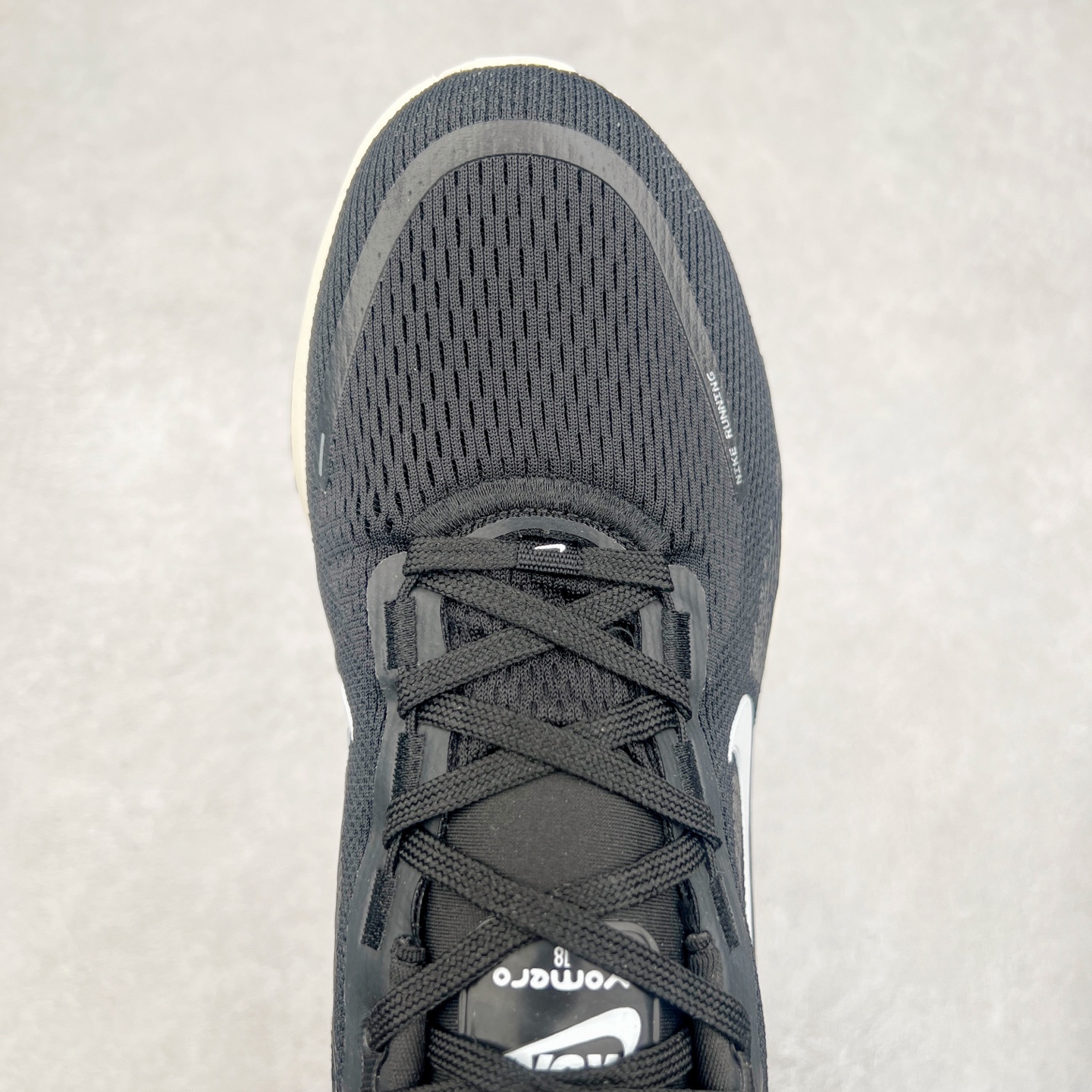 图片[4]-NK Air Zoom Vomero 18 轻便舒适公路跑步鞋 HM6803-818 质感柔软 弹力充沛 助力一路畅跑 乐享不停 厚实泡绵缔造舒适的回弹效果 铸就出色跑步表现 该鞋款轻盈透气 带你步入舒适新境界 疾速刺激感和非凡舒适脚感交织 定能让跑者在迈步间找到渴望已久的跑步乐趣 自如掌控跑步节奏、配速和里程 足底缓震配置赋予双足柔软舒适感受 助你一路畅跑 缓震设计 在双足触地时有助提供舒适脚感 搭载性能出众的 ZoomX 和 Cushlon 泡绵 营造柔软舒适脚感 助你稳稳迈步 基于跑者反馈 简化中底设计 带来出色舒适感 尺码：36 36.5 37.5 38 38.5 39 40 40.5 41 42 42.5 43 44 44.5 45-选品中心