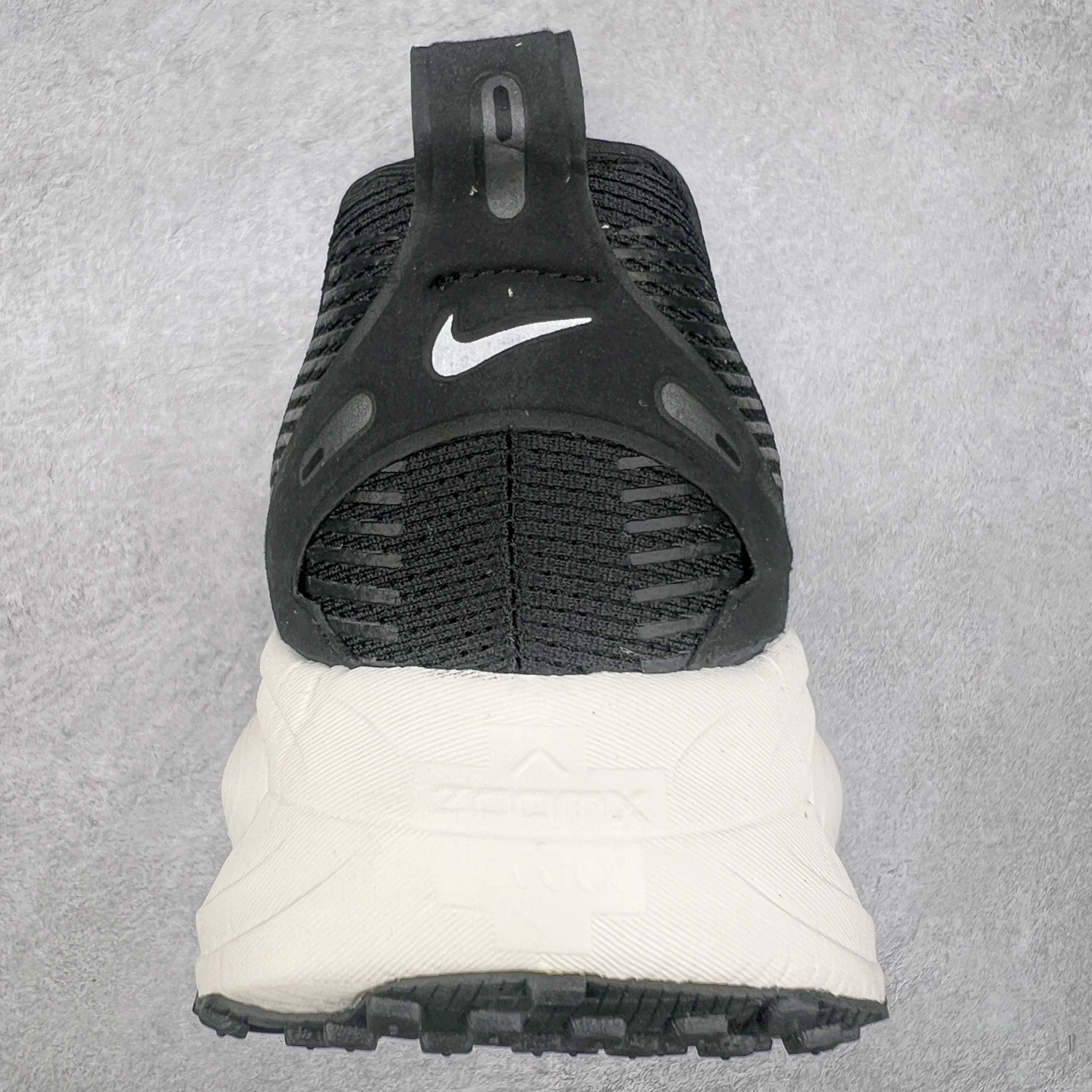 图片[8]-NK Air Zoom Vomero 18 轻便舒适公路跑步鞋 HM6803-818 质感柔软 弹力充沛 助力一路畅跑 乐享不停 厚实泡绵缔造舒适的回弹效果 铸就出色跑步表现 该鞋款轻盈透气 带你步入舒适新境界 疾速刺激感和非凡舒适脚感交织 定能让跑者在迈步间找到渴望已久的跑步乐趣 自如掌控跑步节奏、配速和里程 足底缓震配置赋予双足柔软舒适感受 助你一路畅跑 缓震设计 在双足触地时有助提供舒适脚感 搭载性能出众的 ZoomX 和 Cushlon 泡绵 营造柔软舒适脚感 助你稳稳迈步 基于跑者反馈 简化中底设计 带来出色舒适感 尺码：36 36.5 37.5 38 38.5 39 40 40.5 41 42 42.5 43 44 44.5 45-选品中心