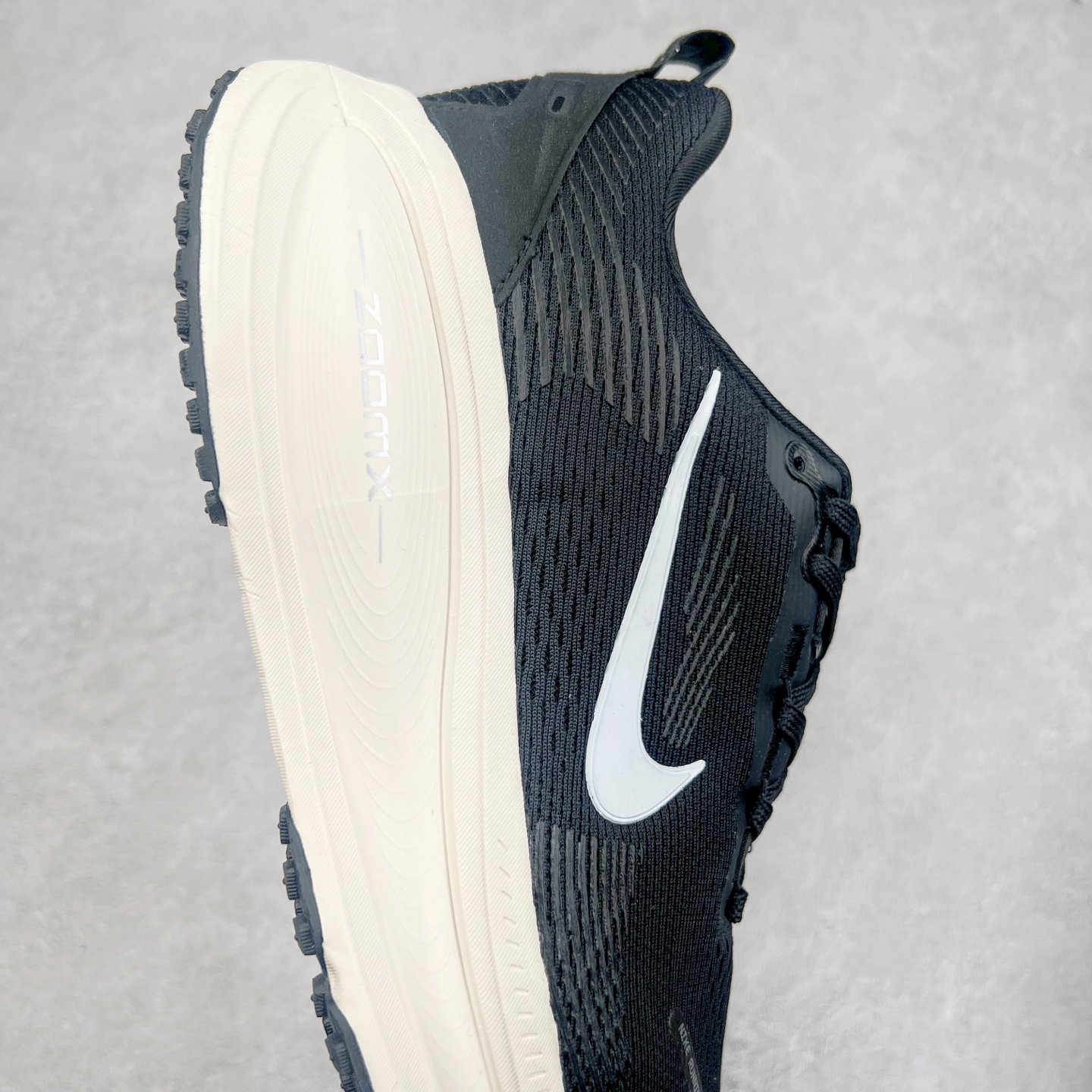 图片[6]-NK Air Zoom Vomero 18 轻便舒适公路跑步鞋 HM6803-818 质感柔软 弹力充沛 助力一路畅跑 乐享不停 厚实泡绵缔造舒适的回弹效果 铸就出色跑步表现 该鞋款轻盈透气 带你步入舒适新境界 疾速刺激感和非凡舒适脚感交织 定能让跑者在迈步间找到渴望已久的跑步乐趣 自如掌控跑步节奏、配速和里程 足底缓震配置赋予双足柔软舒适感受 助你一路畅跑 缓震设计 在双足触地时有助提供舒适脚感 搭载性能出众的 ZoomX 和 Cushlon 泡绵 营造柔软舒适脚感 助你稳稳迈步 基于跑者反馈 简化中底设计 带来出色舒适感 尺码：36 36.5 37.5 38 38.5 39 40 40.5 41 42 42.5 43 44 44.5 45-选品中心