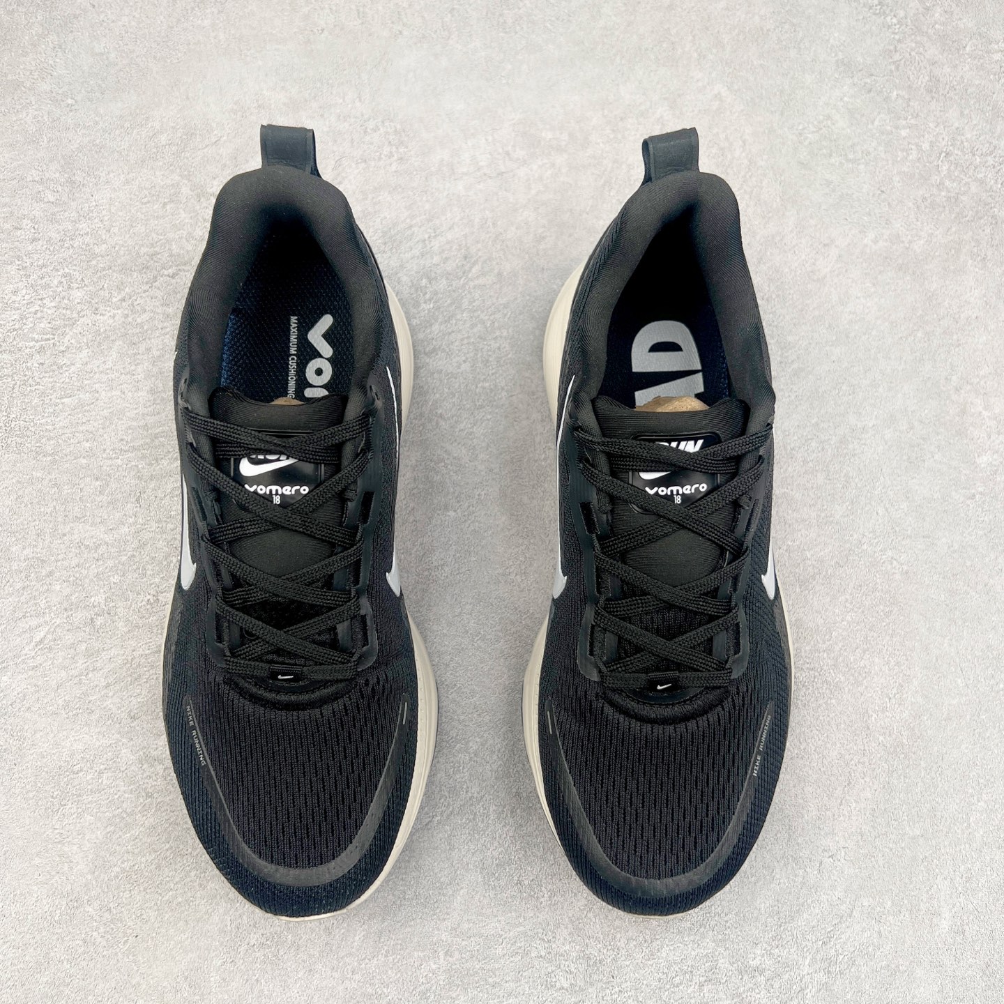 图片[2]-NK Air Zoom Vomero 18 轻便舒适公路跑步鞋 HM6803-818 质感柔软 弹力充沛 助力一路畅跑 乐享不停 厚实泡绵缔造舒适的回弹效果 铸就出色跑步表现 该鞋款轻盈透气 带你步入舒适新境界 疾速刺激感和非凡舒适脚感交织 定能让跑者在迈步间找到渴望已久的跑步乐趣 自如掌控跑步节奏、配速和里程 足底缓震配置赋予双足柔软舒适感受 助你一路畅跑 缓震设计 在双足触地时有助提供舒适脚感 搭载性能出众的 ZoomX 和 Cushlon 泡绵 营造柔软舒适脚感 助你稳稳迈步 基于跑者反馈 简化中底设计 带来出色舒适感 尺码：36 36.5 37.5 38 38.5 39 40 40.5 41 42 42.5 43 44 44.5 45-选品中心