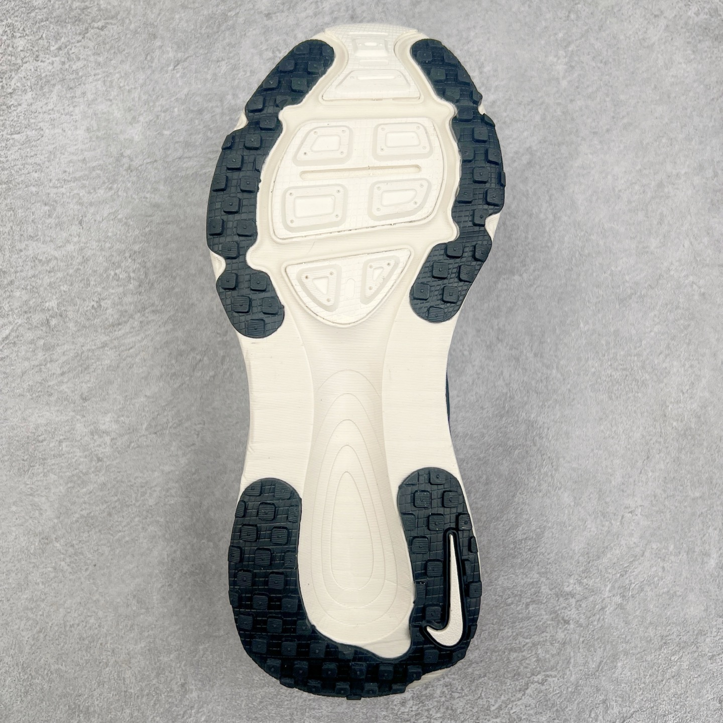 图片[9]-NK Air Zoom Vomero 18 轻便舒适公路跑步鞋 HM6803-818 质感柔软 弹力充沛 助力一路畅跑 乐享不停 厚实泡绵缔造舒适的回弹效果 铸就出色跑步表现 该鞋款轻盈透气 带你步入舒适新境界 疾速刺激感和非凡舒适脚感交织 定能让跑者在迈步间找到渴望已久的跑步乐趣 自如掌控跑步节奏、配速和里程 足底缓震配置赋予双足柔软舒适感受 助你一路畅跑 缓震设计 在双足触地时有助提供舒适脚感 搭载性能出众的 ZoomX 和 Cushlon 泡绵 营造柔软舒适脚感 助你稳稳迈步 基于跑者反馈 简化中底设计 带来出色舒适感 尺码：36 36.5 37.5 38 38.5 39 40 40.5 41 42 42.5 43 44 44.5 45-选品中心