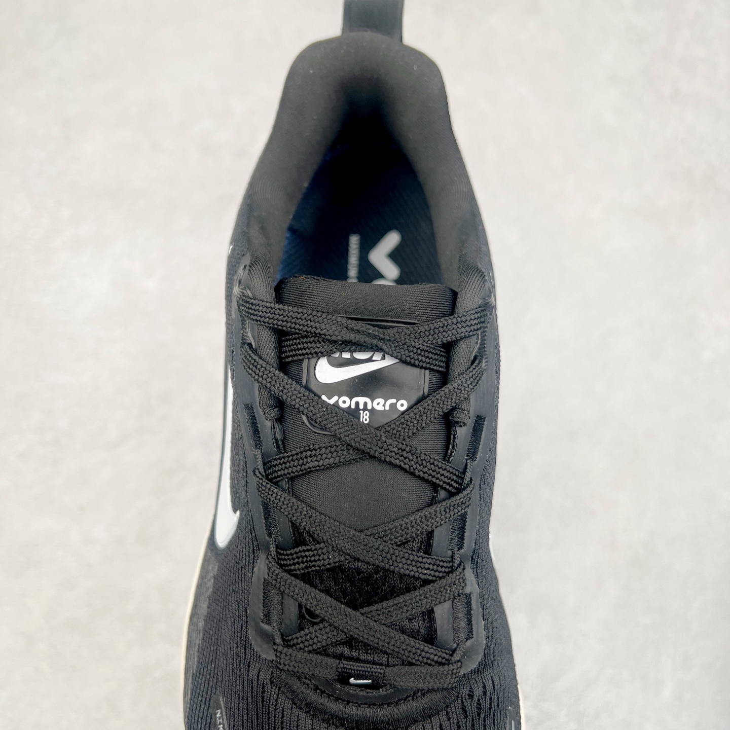 图片[5]-NK Air Zoom Vomero 18 轻便舒适公路跑步鞋 HM6803-818 质感柔软 弹力充沛 助力一路畅跑 乐享不停 厚实泡绵缔造舒适的回弹效果 铸就出色跑步表现 该鞋款轻盈透气 带你步入舒适新境界 疾速刺激感和非凡舒适脚感交织 定能让跑者在迈步间找到渴望已久的跑步乐趣 自如掌控跑步节奏、配速和里程 足底缓震配置赋予双足柔软舒适感受 助你一路畅跑 缓震设计 在双足触地时有助提供舒适脚感 搭载性能出众的 ZoomX 和 Cushlon 泡绵 营造柔软舒适脚感 助你稳稳迈步 基于跑者反馈 简化中底设计 带来出色舒适感 尺码：36 36.5 37.5 38 38.5 39 40 40.5 41 42 42.5 43 44 44.5 45-选品中心