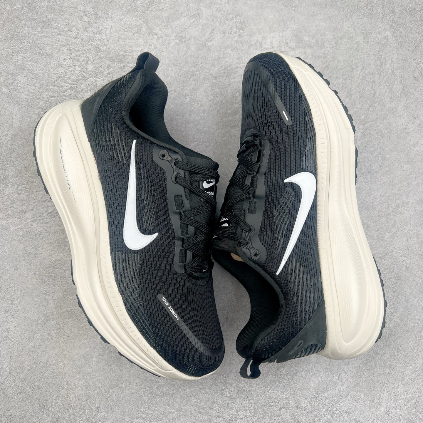 图片[3]-NK Air Zoom Vomero 18 轻便舒适公路跑步鞋 HM6803-818 质感柔软 弹力充沛 助力一路畅跑 乐享不停 厚实泡绵缔造舒适的回弹效果 铸就出色跑步表现 该鞋款轻盈透气 带你步入舒适新境界 疾速刺激感和非凡舒适脚感交织 定能让跑者在迈步间找到渴望已久的跑步乐趣 自如掌控跑步节奏、配速和里程 足底缓震配置赋予双足柔软舒适感受 助你一路畅跑 缓震设计 在双足触地时有助提供舒适脚感 搭载性能出众的 ZoomX 和 Cushlon 泡绵 营造柔软舒适脚感 助你稳稳迈步 基于跑者反馈 简化中底设计 带来出色舒适感 尺码：36 36.5 37.5 38 38.5 39 40 40.5 41 42 42.5 43 44 44.5 45-选品中心