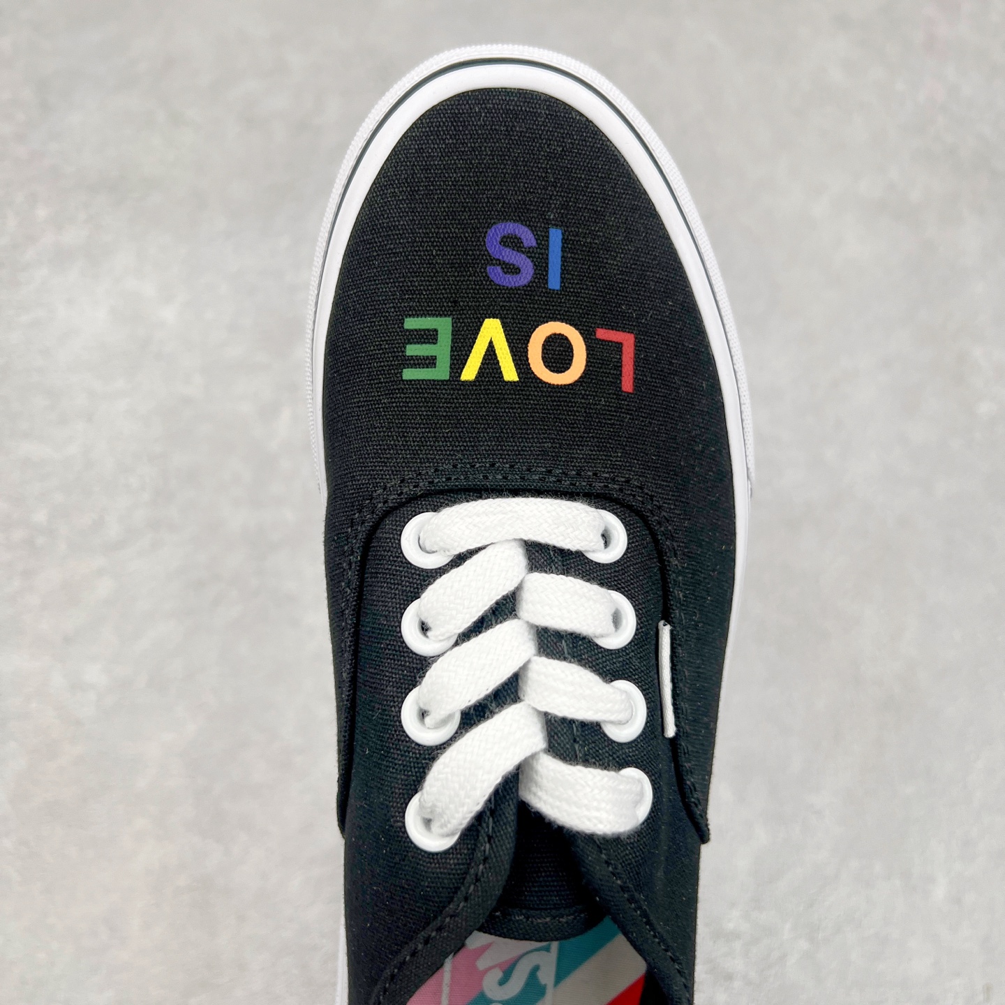 图片[4]-＃福利特价 Vans Authentic 彩虹系列🌈 Vans Classics 推出的 \\\”Love Wins\\\” 系列，独特的彩虹设计呼应 Pride爱的主题，来传递 LGBTQ+ 文化。此款大量运用彩虹刺绣元素，鞋面绣有 \\\”Love is\\\” 不对称印花，鞋后跟处则绣满单线的彩色彩虹，彩虹条纹鞋垫更是点睛之笔，充满活力呼应主题。 尺码：35-45（36.5 38.5 40.5 42.5） 货号：VN000EE3RNC 工艺：硫化1：1（重量1：1、真标、原钢印、材质标、鞋型标、合格证)-选品中心