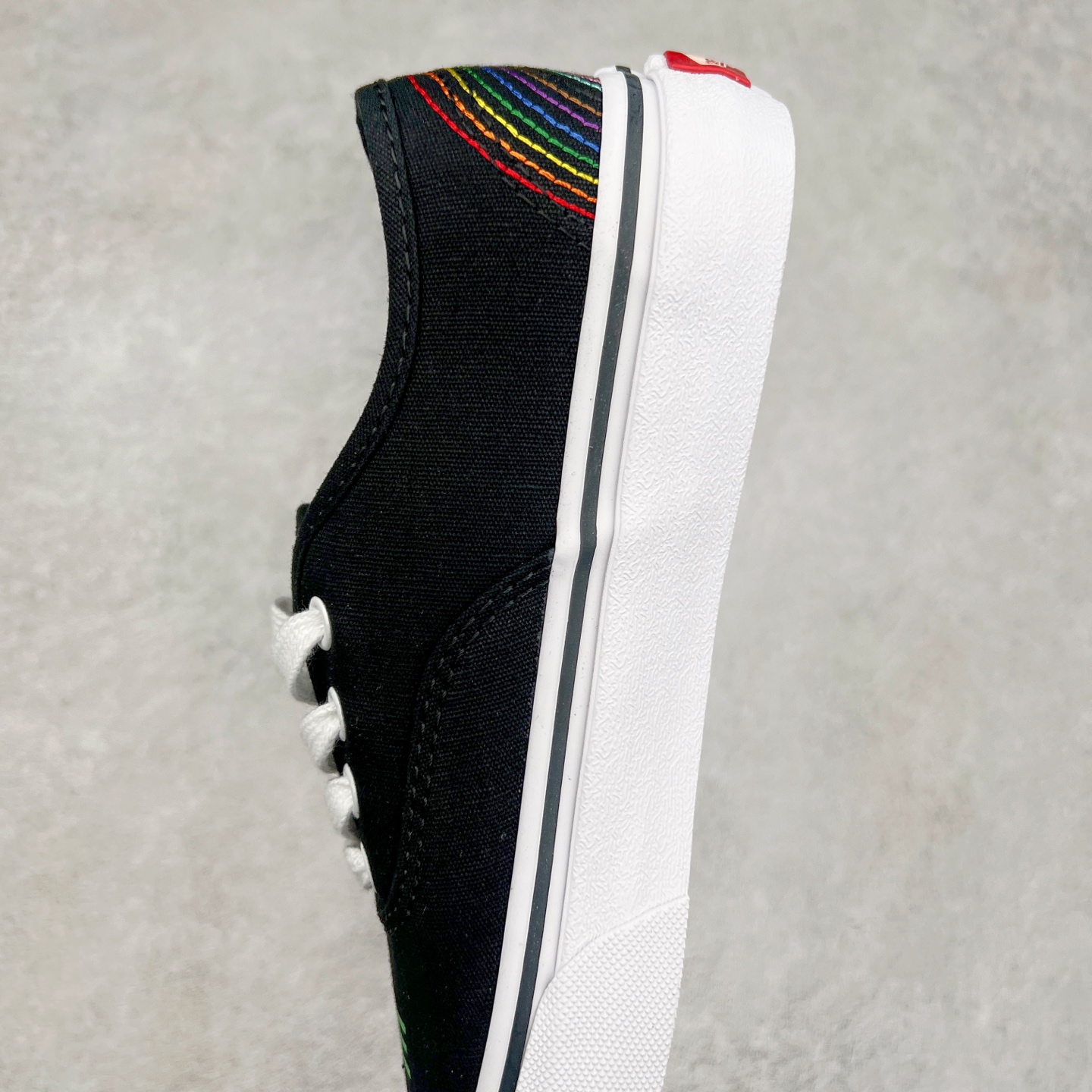 图片[7]-＃福利特价 Vans Authentic 彩虹系列🌈 Vans Classics 推出的 \\\”Love Wins\\\” 系列，独特的彩虹设计呼应 Pride爱的主题，来传递 LGBTQ+ 文化。此款大量运用彩虹刺绣元素，鞋面绣有 \\\”Love is\\\” 不对称印花，鞋后跟处则绣满单线的彩色彩虹，彩虹条纹鞋垫更是点睛之笔，充满活力呼应主题。 尺码：35-45（36.5 38.5 40.5 42.5） 货号：VN000EE3RNC 工艺：硫化1：1（重量1：1、真标、原钢印、材质标、鞋型标、合格证)-选品中心