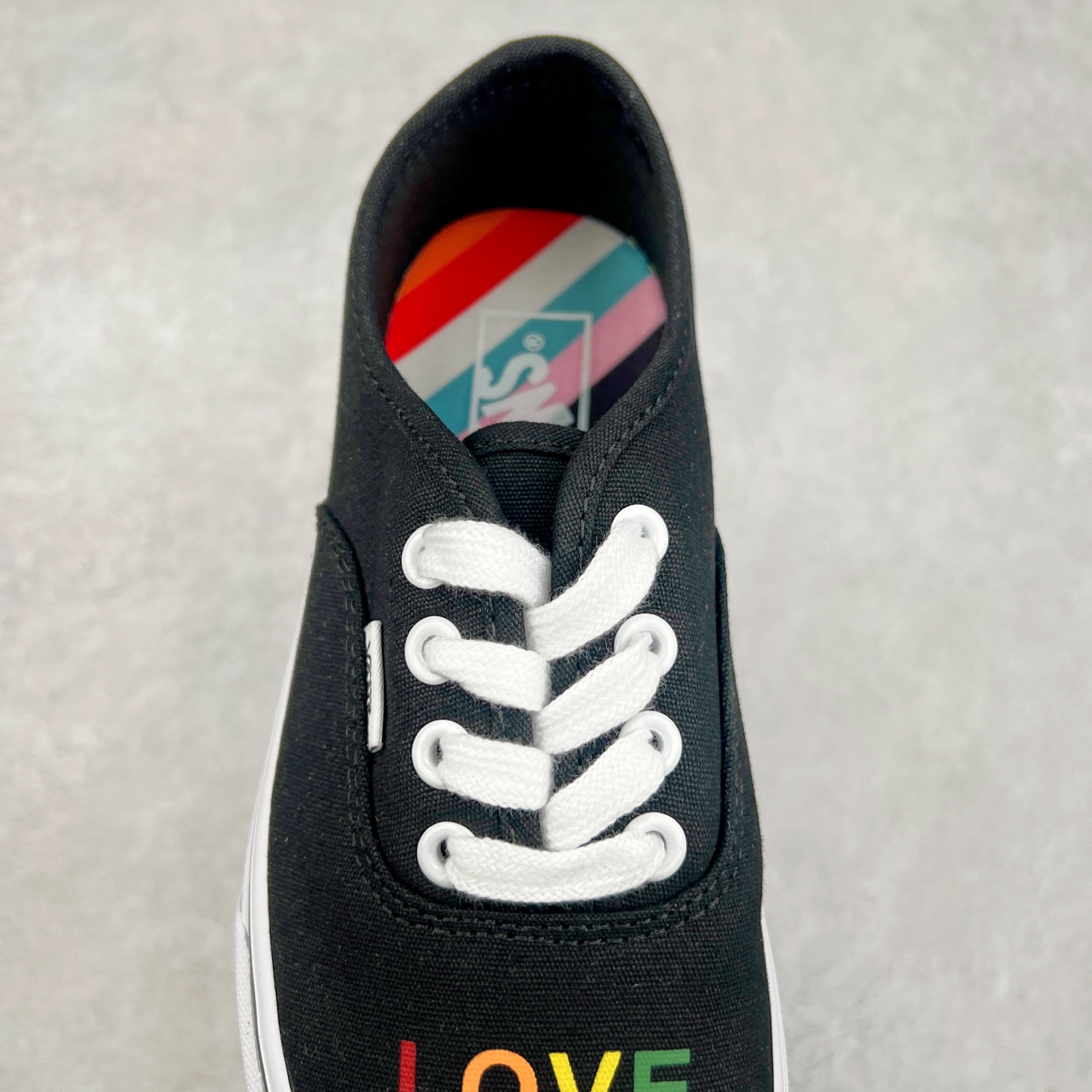 图片[5]-＃福利特价 Vans Authentic 彩虹系列🌈 Vans Classics 推出的 \\\”Love Wins\\\” 系列，独特的彩虹设计呼应 Pride爱的主题，来传递 LGBTQ+ 文化。此款大量运用彩虹刺绣元素，鞋面绣有 \\\”Love is\\\” 不对称印花，鞋后跟处则绣满单线的彩色彩虹，彩虹条纹鞋垫更是点睛之笔，充满活力呼应主题。 尺码：35-45（36.5 38.5 40.5 42.5） 货号：VN000EE3RNC 工艺：硫化1：1（重量1：1、真标、原钢印、材质标、鞋型标、合格证)-选品中心