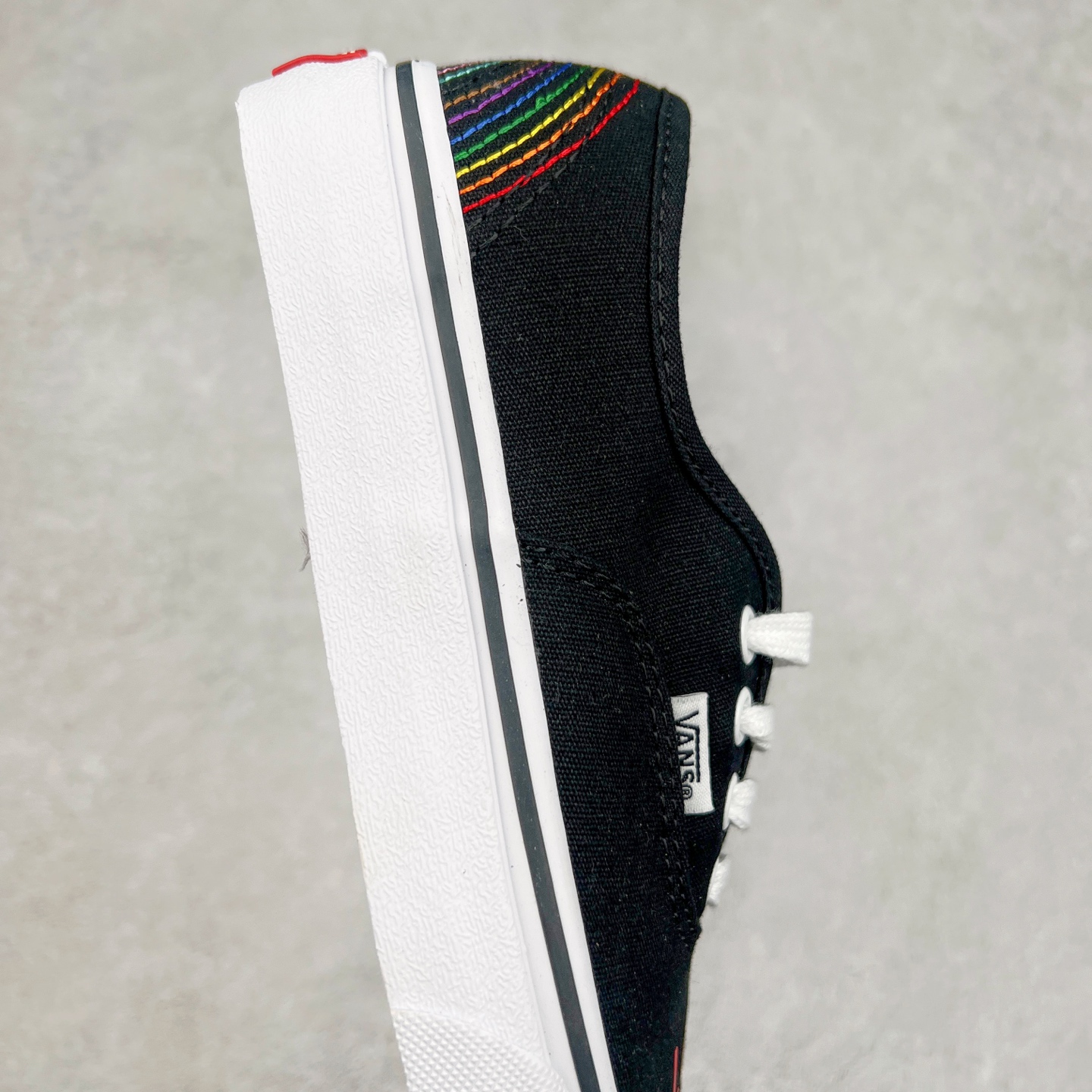 图片[6]-＃福利特价 Vans Authentic 彩虹系列🌈 Vans Classics 推出的 \\\”Love Wins\\\” 系列，独特的彩虹设计呼应 Pride爱的主题，来传递 LGBTQ+ 文化。此款大量运用彩虹刺绣元素，鞋面绣有 \\\”Love is\\\” 不对称印花，鞋后跟处则绣满单线的彩色彩虹，彩虹条纹鞋垫更是点睛之笔，充满活力呼应主题。 尺码：35-45（36.5 38.5 40.5 42.5） 货号：VN000EE3RNC 工艺：硫化1：1（重量1：1、真标、原钢印、材质标、鞋型标、合格证)-选品中心