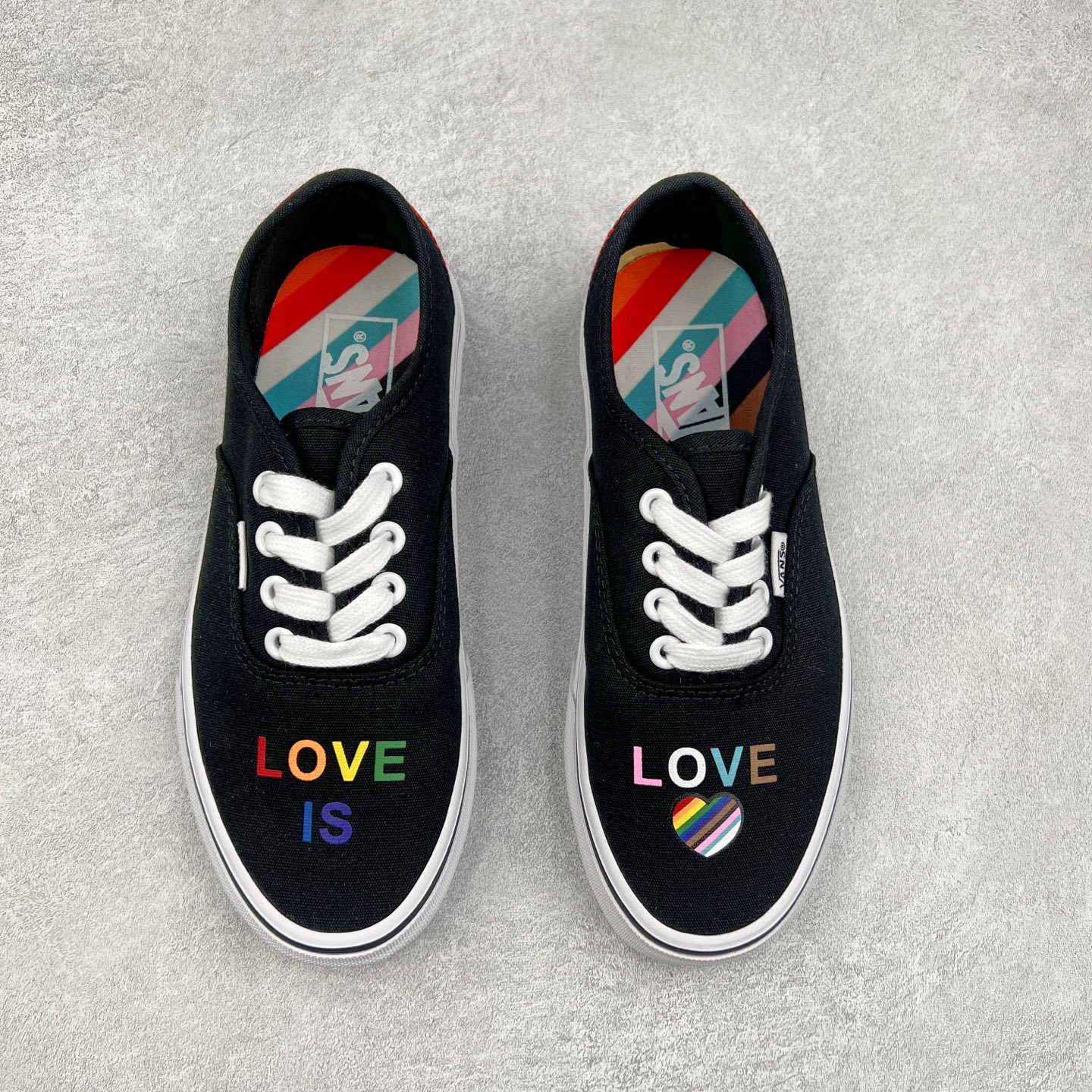 图片[2]-＃福利特价 Vans Authentic 彩虹系列🌈 Vans Classics 推出的 \\\”Love Wins\\\” 系列，独特的彩虹设计呼应 Pride爱的主题，来传递 LGBTQ+ 文化。此款大量运用彩虹刺绣元素，鞋面绣有 \\\”Love is\\\” 不对称印花，鞋后跟处则绣满单线的彩色彩虹，彩虹条纹鞋垫更是点睛之笔，充满活力呼应主题。 尺码：35-45（36.5 38.5 40.5 42.5） 货号：VN000EE3RNC 工艺：硫化1：1（重量1：1、真标、原钢印、材质标、鞋型标、合格证)-选品中心