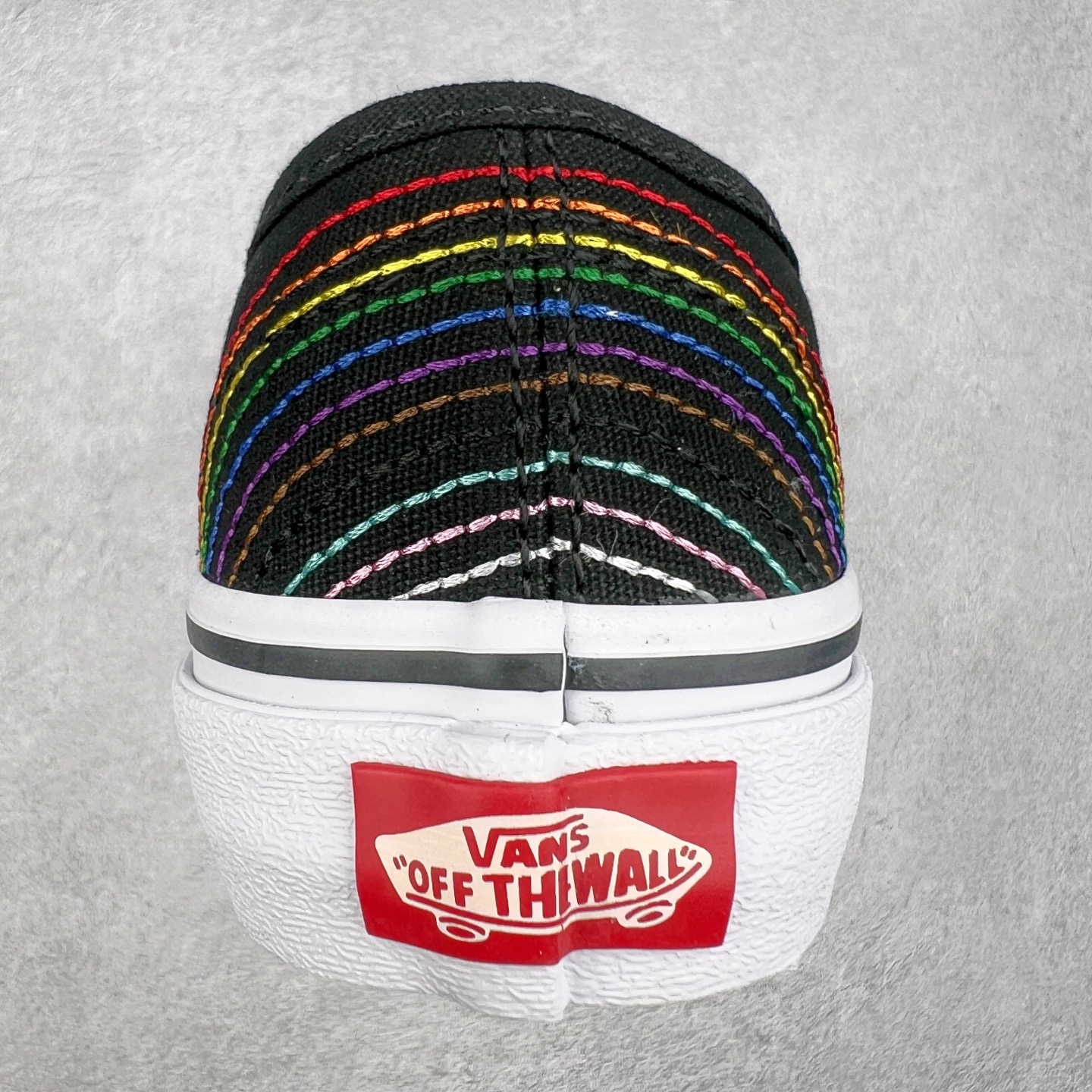 图片[8]-＃福利特价 Vans Authentic 彩虹系列🌈 Vans Classics 推出的 \\\”Love Wins\\\” 系列，独特的彩虹设计呼应 Pride爱的主题，来传递 LGBTQ+ 文化。此款大量运用彩虹刺绣元素，鞋面绣有 \\\”Love is\\\” 不对称印花，鞋后跟处则绣满单线的彩色彩虹，彩虹条纹鞋垫更是点睛之笔，充满活力呼应主题。 尺码：35-45（36.5 38.5 40.5 42.5） 货号：VN000EE3RNC 工艺：硫化1：1（重量1：1、真标、原钢印、材质标、鞋型标、合格证)-选品中心