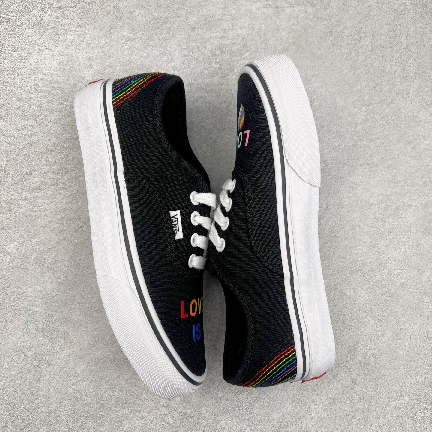 图片[3]-＃福利特价 Vans Authentic 彩虹系列🌈 Vans Classics 推出的 \\\”Love Wins\\\” 系列，独特的彩虹设计呼应 Pride爱的主题，来传递 LGBTQ+ 文化。此款大量运用彩虹刺绣元素，鞋面绣有 \\\”Love is\\\” 不对称印花，鞋后跟处则绣满单线的彩色彩虹，彩虹条纹鞋垫更是点睛之笔，充满活力呼应主题。 尺码：35-45（36.5 38.5 40.5 42.5） 货号：VN000EE3RNC 工艺：硫化1：1（重量1：1、真标、原钢印、材质标、鞋型标、合格证)-选品中心