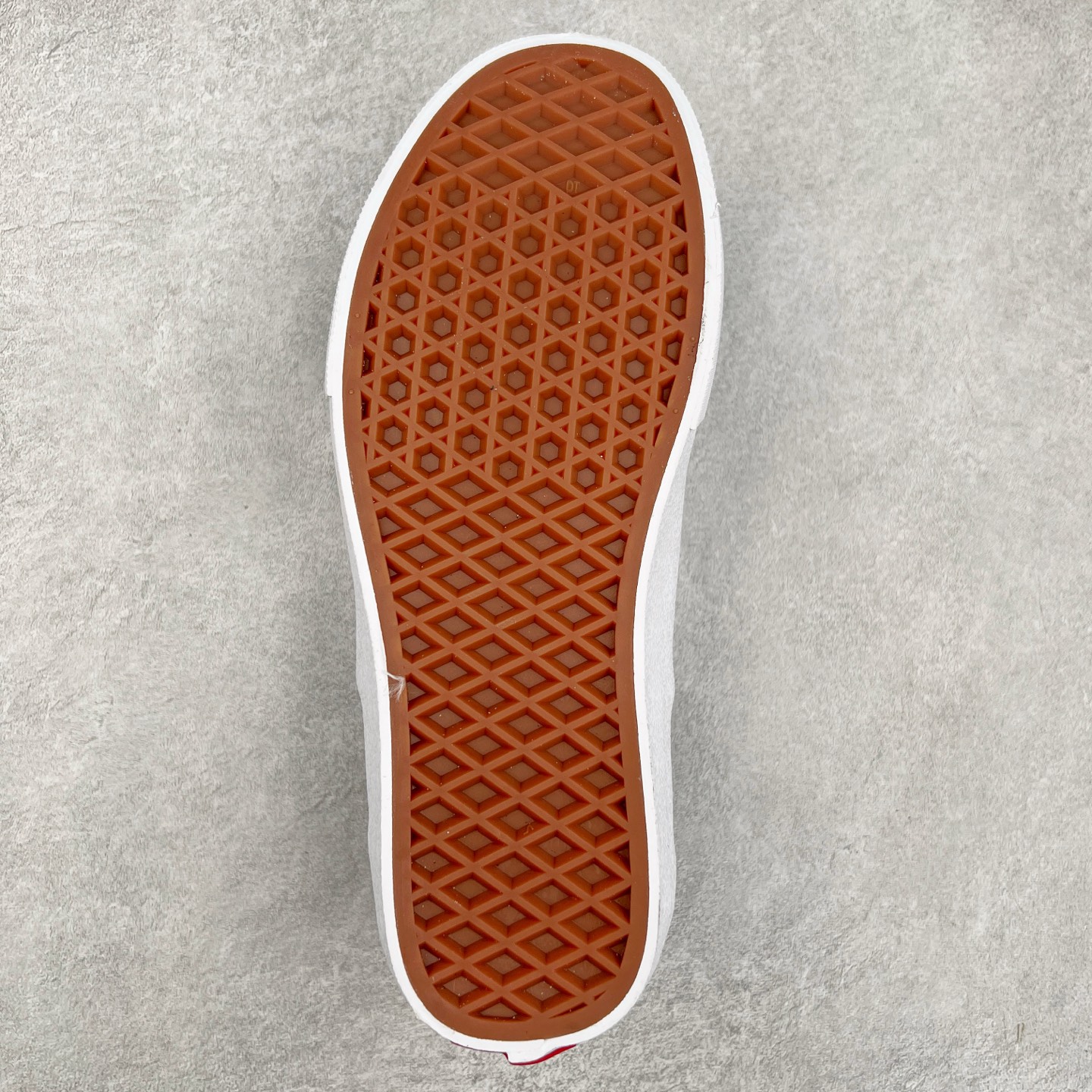 图片[9]-＃福利特价 Vans Authentic 彩虹系列🌈 Vans Classics 推出的 \\\”Love Wins\\\” 系列，独特的彩虹设计呼应 Pride爱的主题，来传递 LGBTQ+ 文化。此款大量运用彩虹刺绣元素，鞋面绣有 \\\”Love is\\\” 不对称印花，鞋后跟处则绣满单线的彩色彩虹，彩虹条纹鞋垫更是点睛之笔，充满活力呼应主题。 尺码：35-45（36.5 38.5 40.5 42.5） 货号：VN000EE3RNC 工艺：硫化1：1（重量1：1、真标、原钢印、材质标、鞋型标、合格证)-选品中心